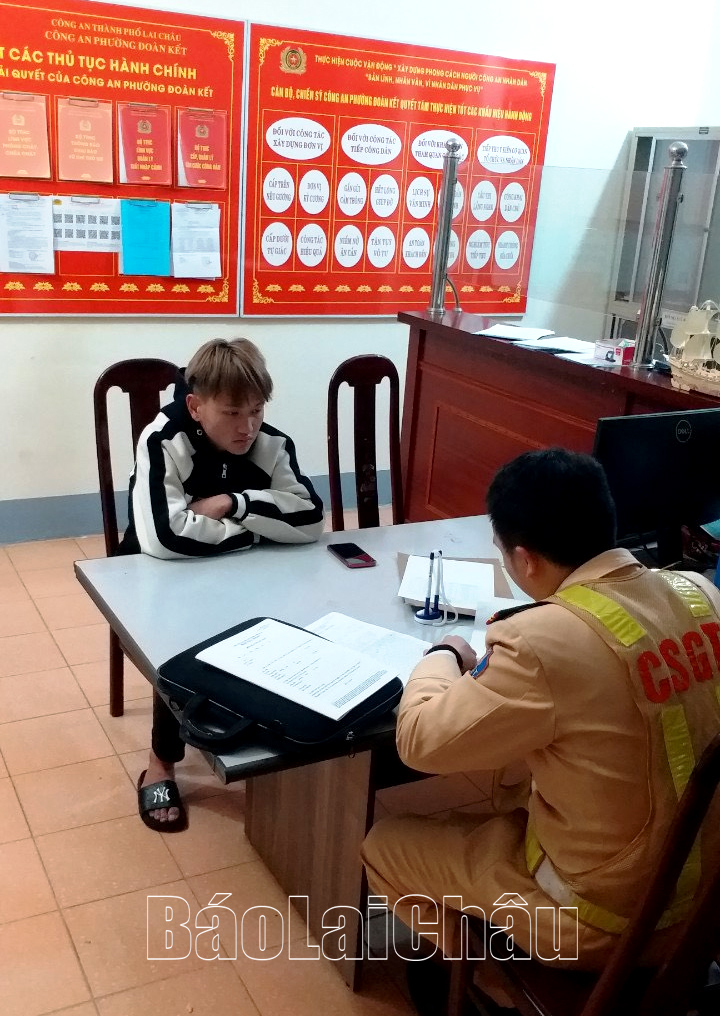 Lực lượng tổ công tác làm việc với đối tượng vi phạm an toàn giao thông.