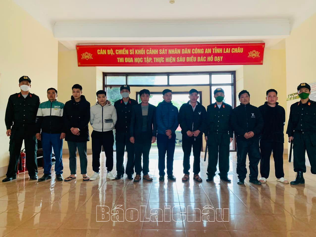 Lực lượng tổ công tác 252 bắt giữ các đối tượng đánh bạc.