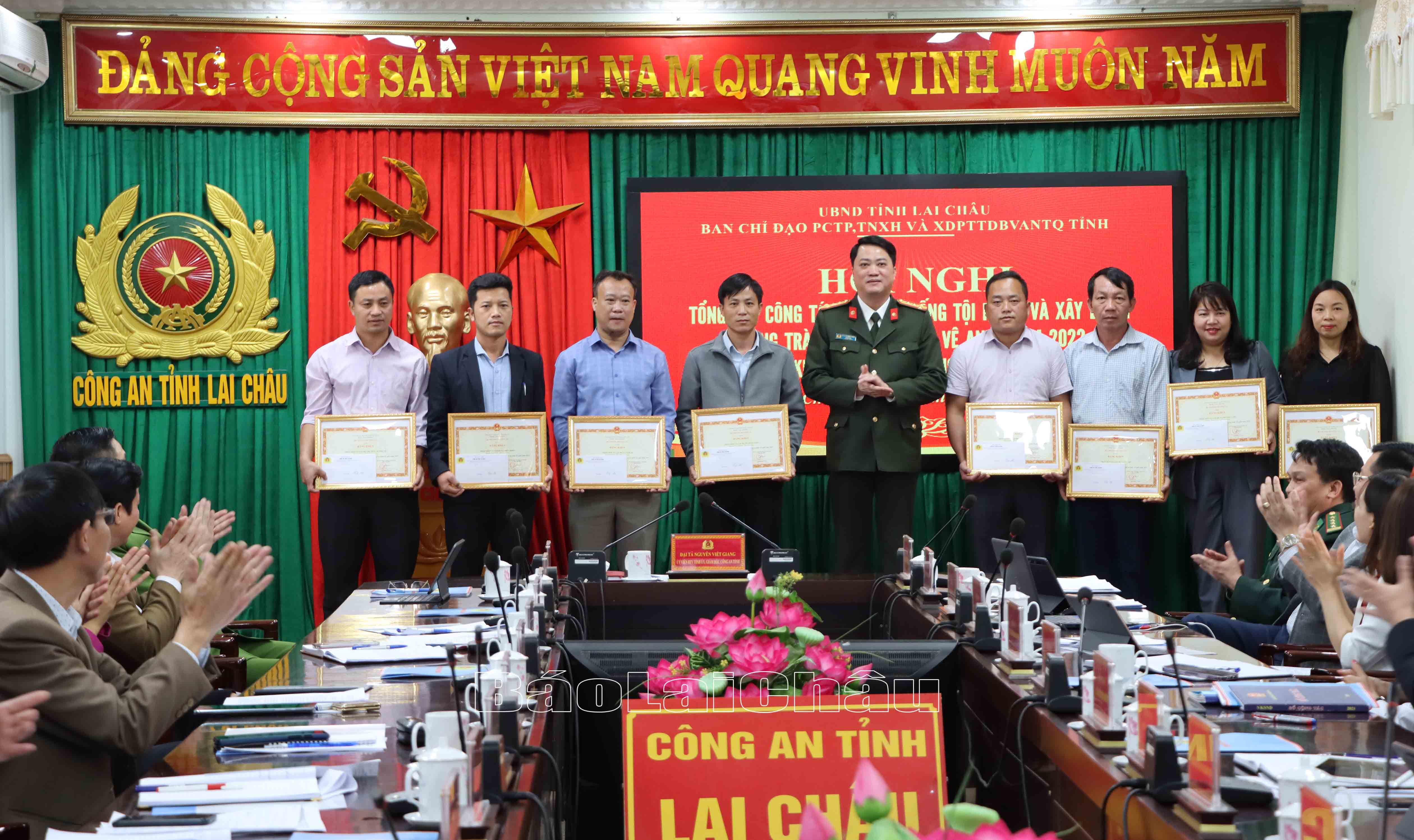 Thừa uỷ quyền của Bộ trưởng Bộ Công an, Đại tá Nguyễn Viết Giang - Giám đốc Công an tỉnh, Phó Trưởng ban Thường trực Ban Chỉ đạo PCTP tỉnh tặng Bằng khen của Bộ trưởng Bộ Công an cho các tập thể có thành tích xuất sắc trong PTTDBVANTQ năm 2022. 