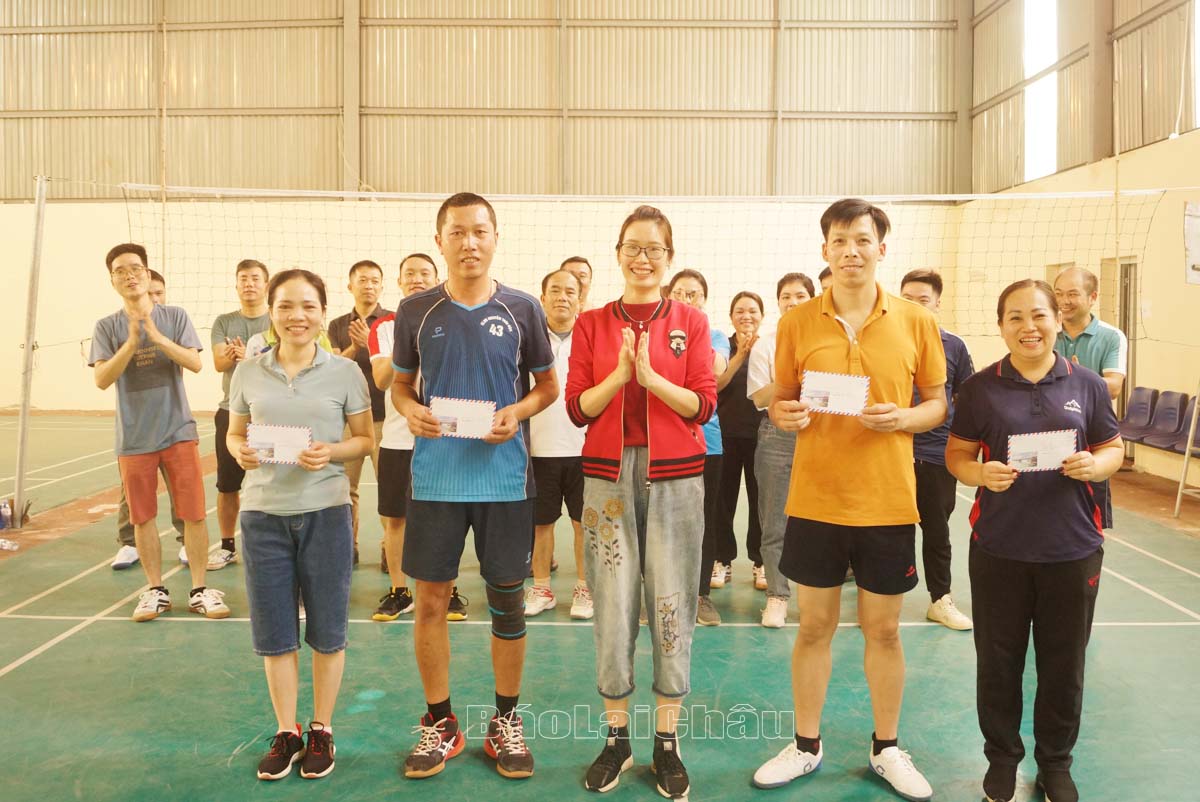 Ban Tổ chức trao giải nhất, nhì, ba cho các đội tham gia giải.