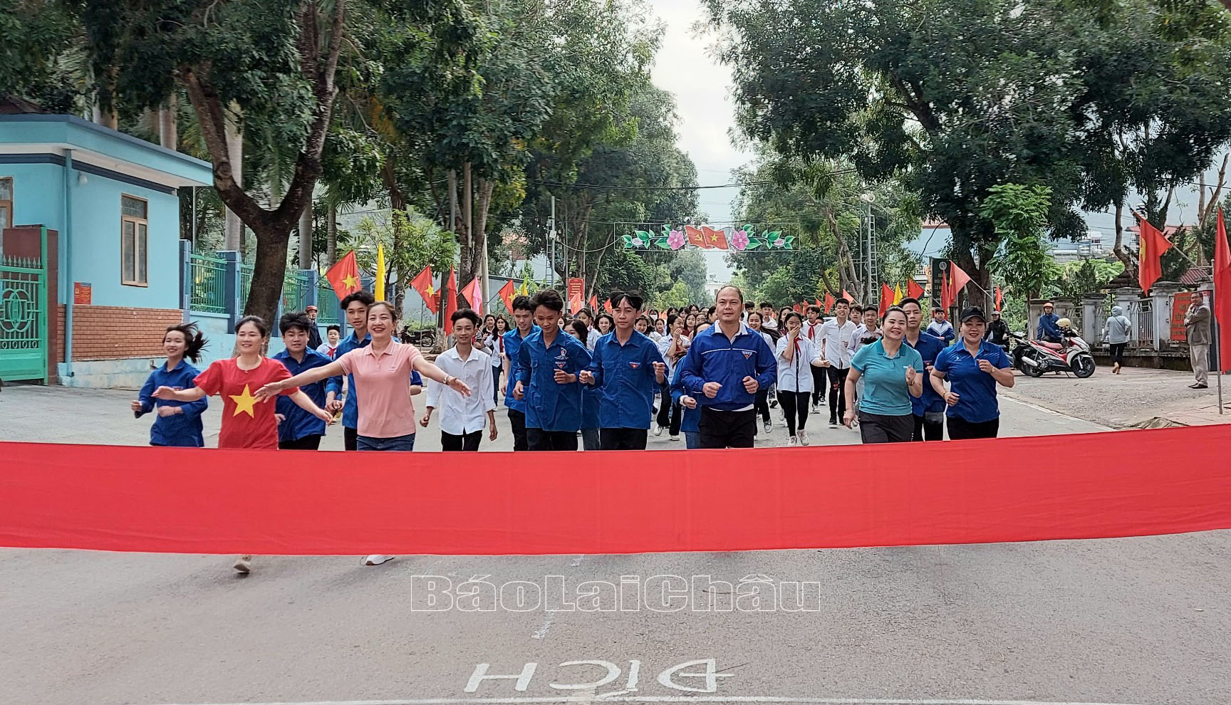 Các đồng chí lãnh đạo Huyện ủy – HĐND - UBND huyện, công chức, viên chức, thanh niên, lực lượng vũ trang tham gia chạy hưởng ứng Ngày chạy Olimpic vì sức khoẻ toàn dân. 