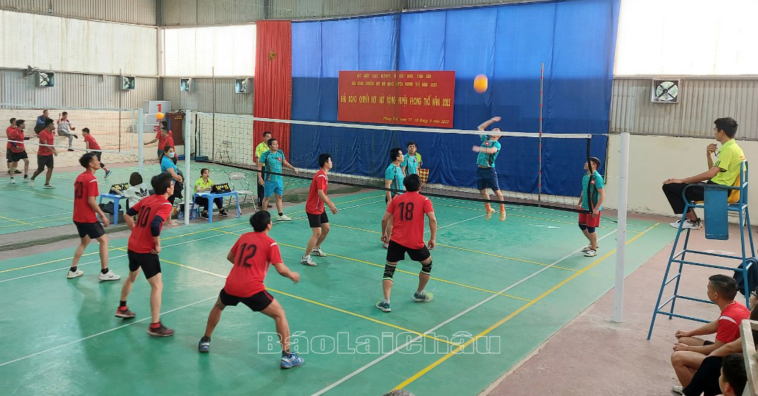 Trận đấu bóng chuyền hơi giữa đội UBND huyện Phong Thổ (áo đỏ) với đội xã Lản Nhì Thàng ở nội dung nam dưới 45 tuổi. 