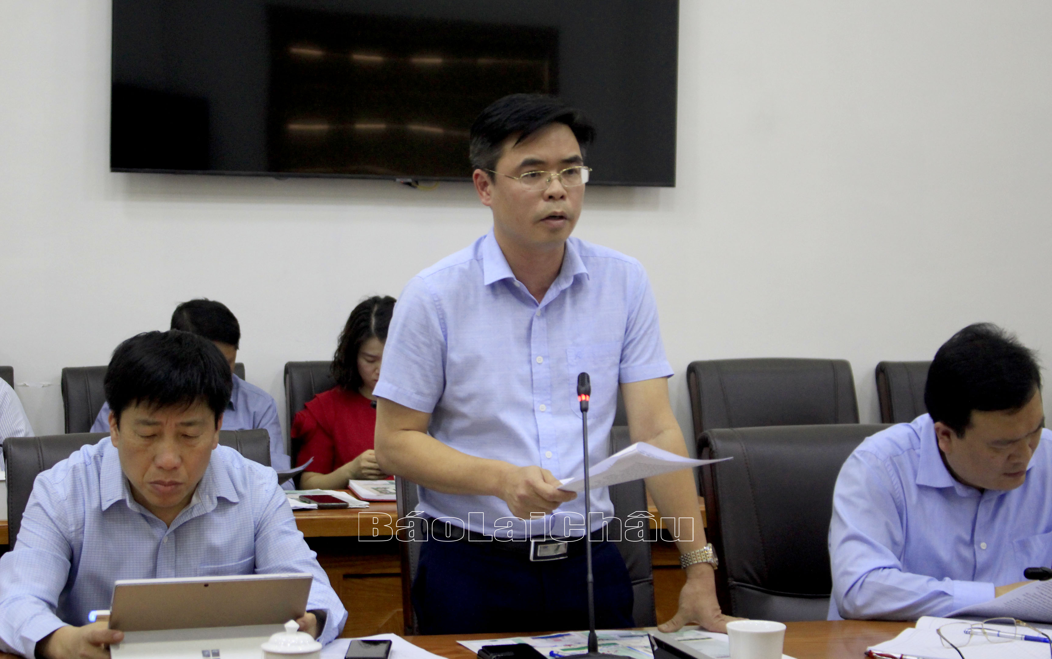 Đồng chí Trần Quang Kháng - Phó Giám đốc Sở Văn hoá, Thể thao và Du lịch báo cáo tiến độ triển khai phối hợp tổ chức Giải vô địch quốc gia Marathon và cự ly dài Báo Tiền Phong lần thứ 64 năm 2023. 