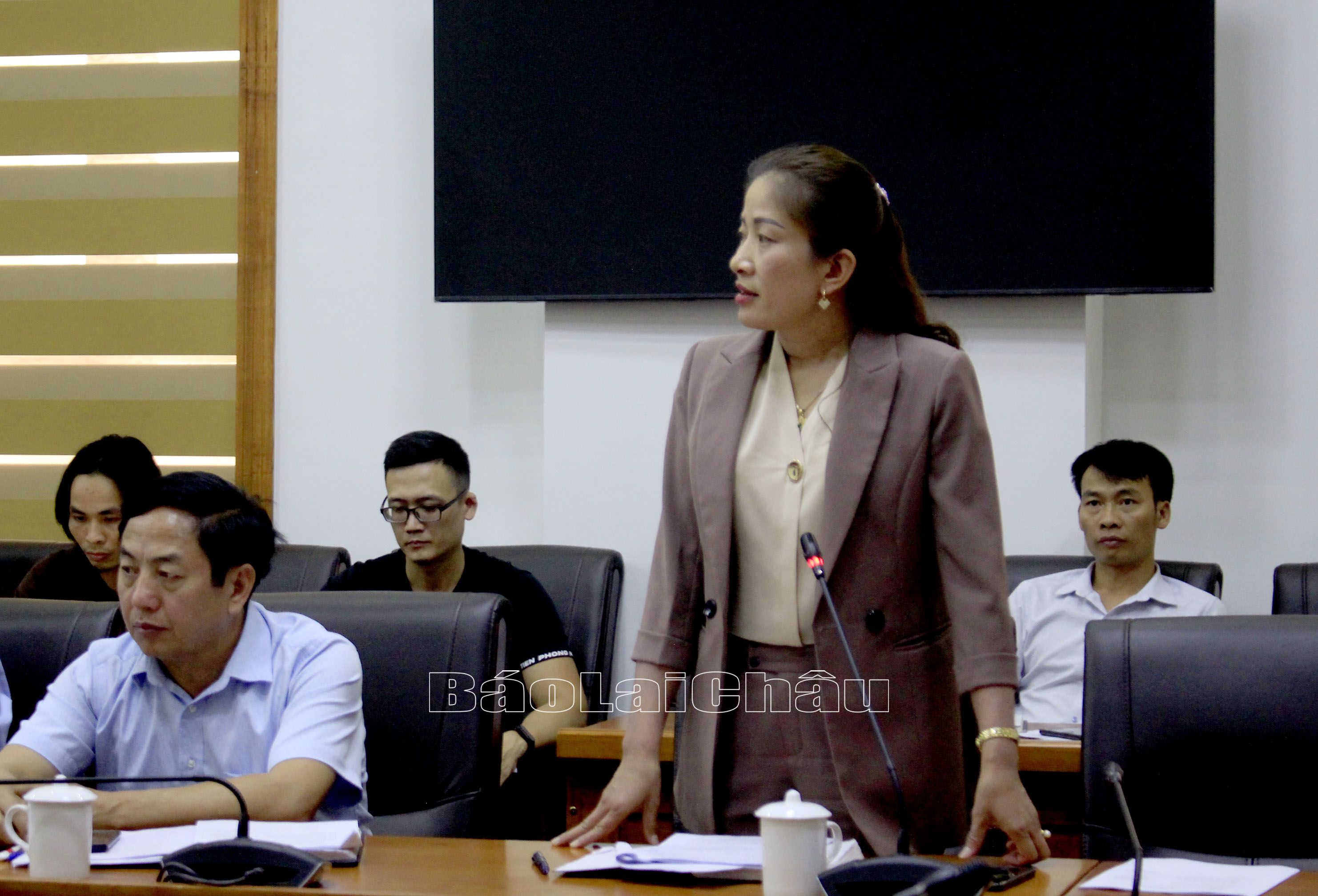 Đại biểu UBND huyện Phong Thổ phát biểu ý kiến tại cuộc họp. 