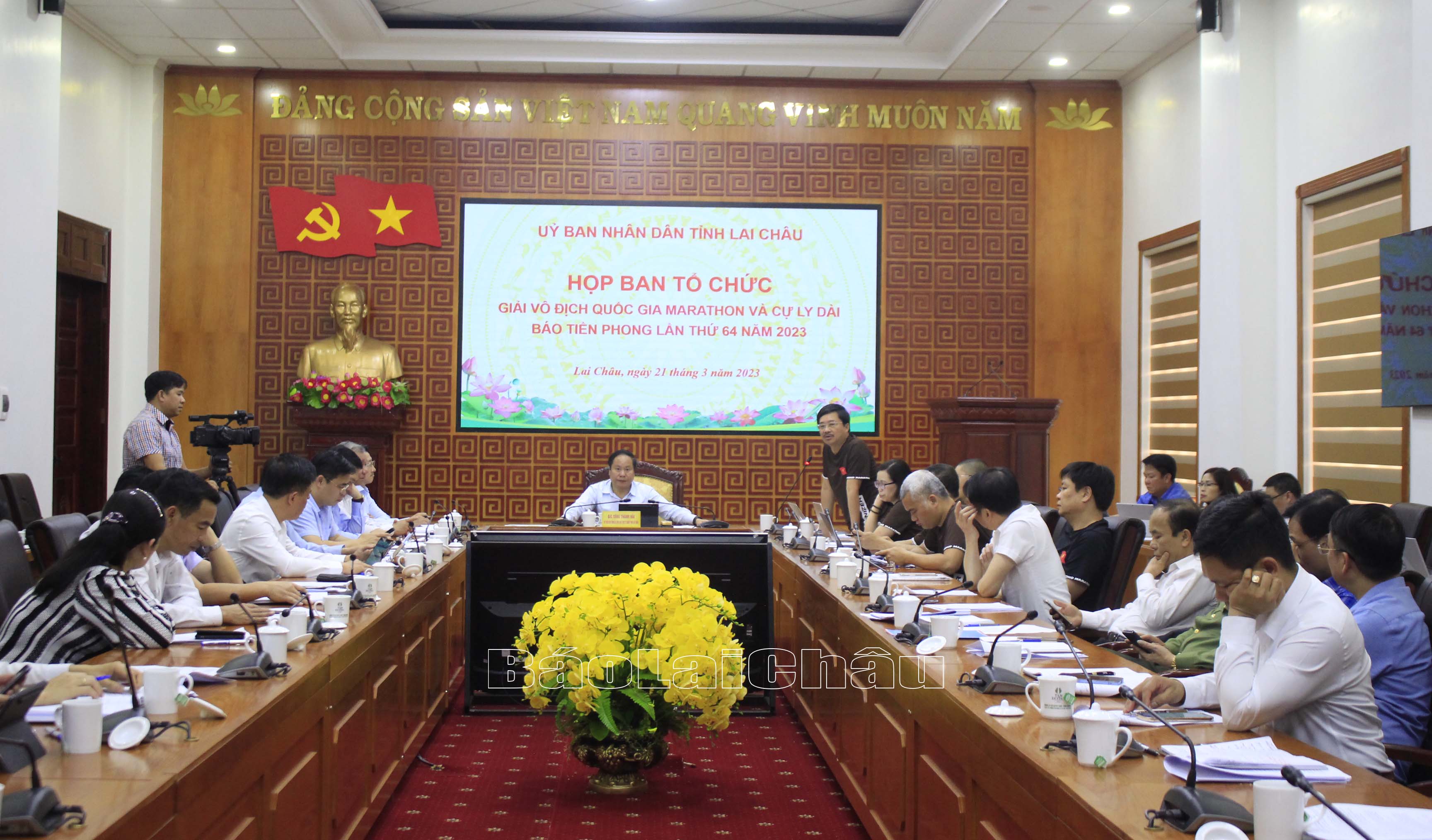 Quang cảnh cuộc họp. 