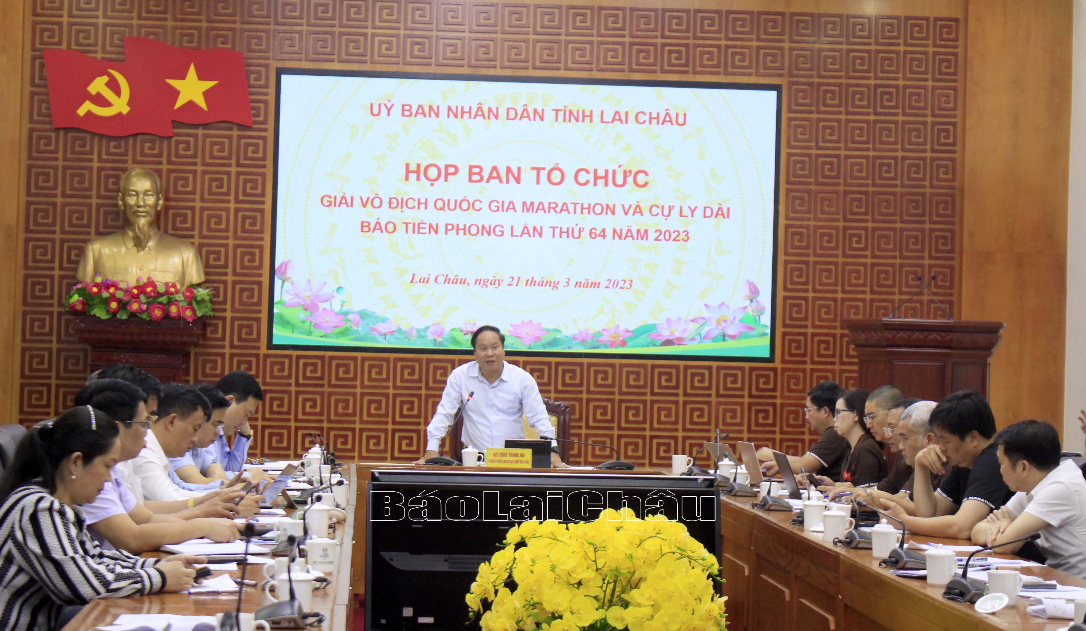 Đồng chí Tống Thanh Hải - Phó Chủ tịch Thường trực UBND tỉnh, Trưởng Ban Tổ chức địa phương đăng cai tổ chức Giải vô địch quốc gia Marathon và cự ly dài Báo Tiền Phong lần thứ 64 năm 2023 tỉnh phát biểu kết luận cuộc họp. 