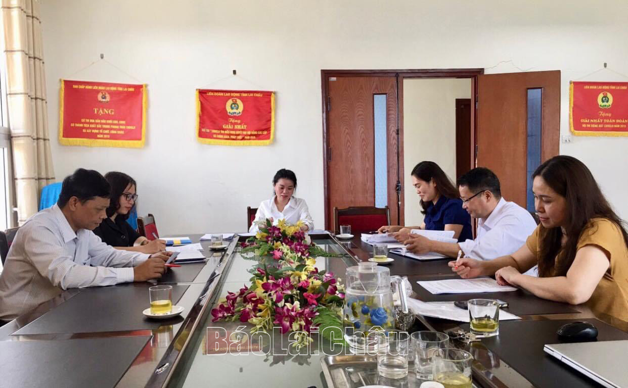 -	Thường trực Công đoàn Viên chức tỉnh hướng dẫn công đoàn cơ sở hoàn thiện văn kiện đại hội.