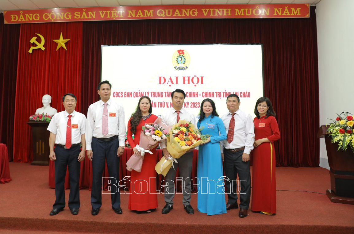 -	Đại diện lãnh đạo cấp uỷ, Công đoàn Viên chức tỉnh chúc mừng Ban Chấp hành Công đoàn cơ sở Ban Quản lý Trung tâm Hành chính - Chính trị tỉnh khóa V.