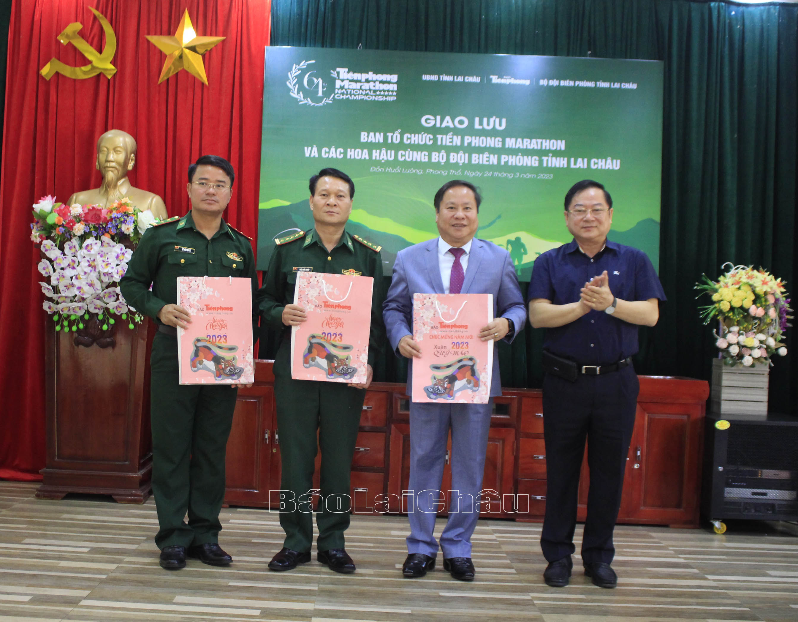 Đồng chí Lê Xuân Sơn - Tổng Biên tập Báo Tiền Phong tặng Báo tết cho các đồng chí lãnh đạo UBND tỉnh, Bộ chỉ huy Bộ đội Biên phòng tỉnh, Đồn Biên phòng Huổi Luông. 