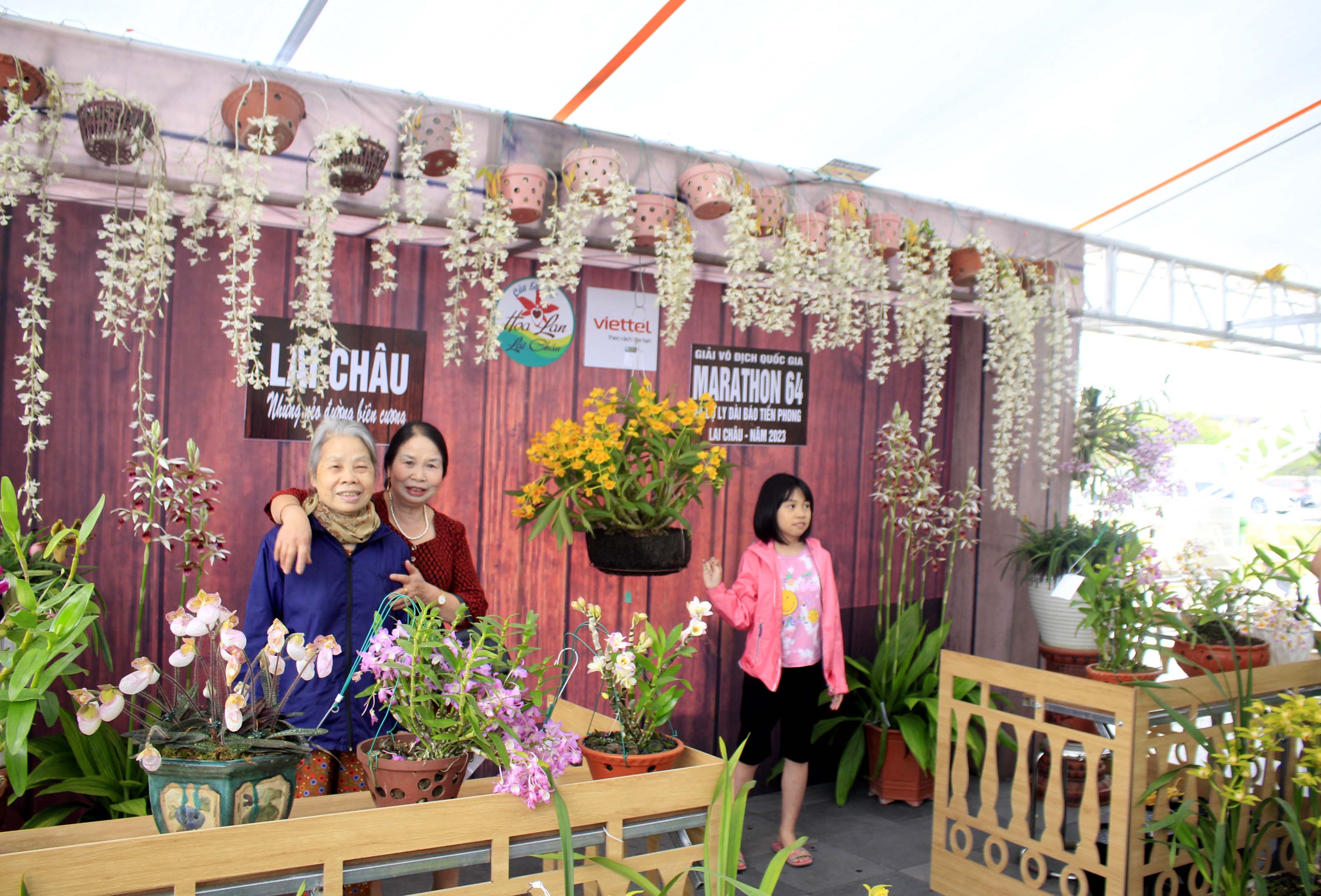 CLB Hoa Lan Lai Châu tạo điểm view mới hấp dẫn gắn với tên gọi và thông điểm của Giải phục vụ du khách và Nhân dân chụp ảnh. 