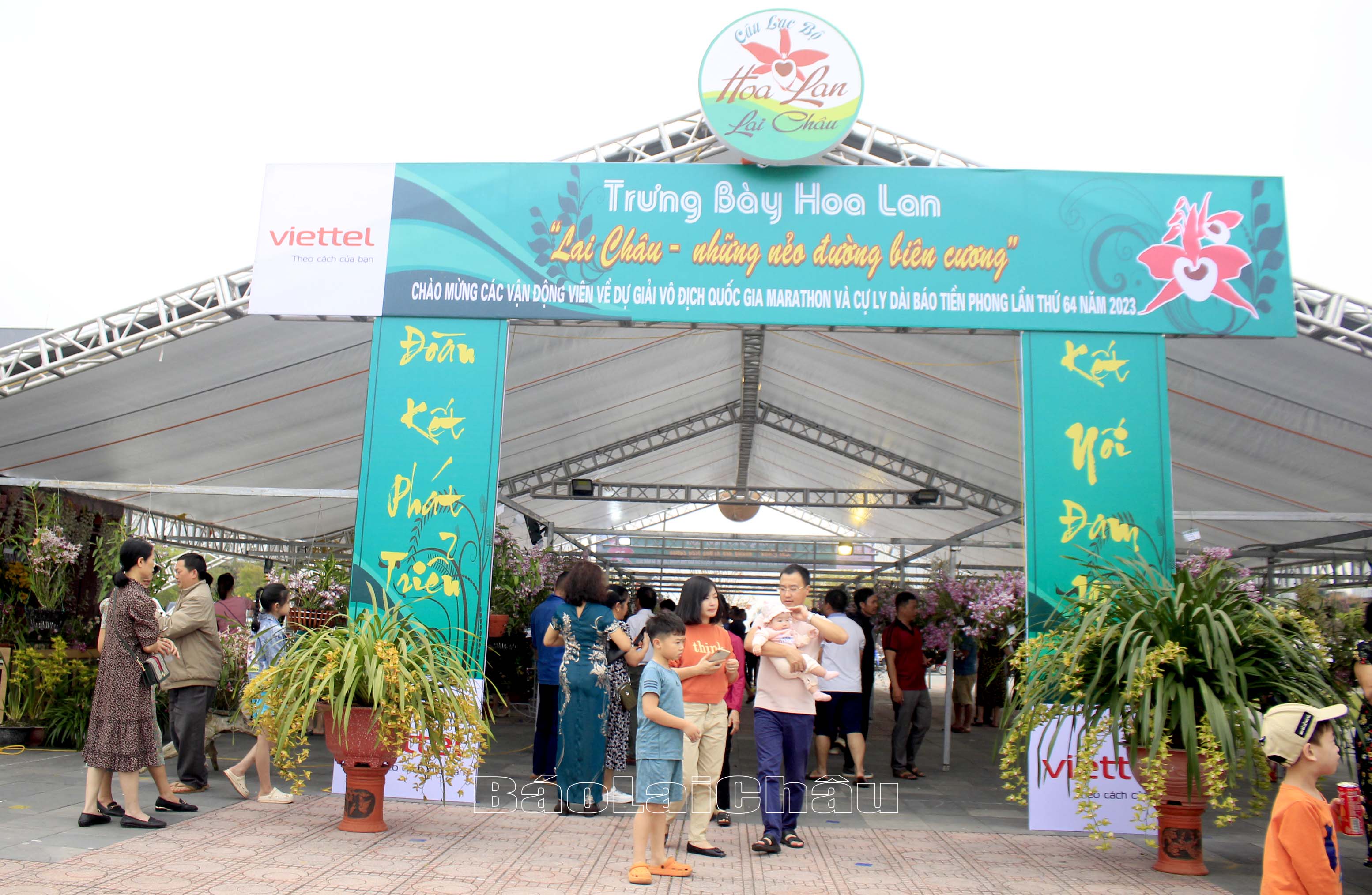 Triển lãm hoa Lan thu hút được nhiều du khách, Nhân dân đến xem.