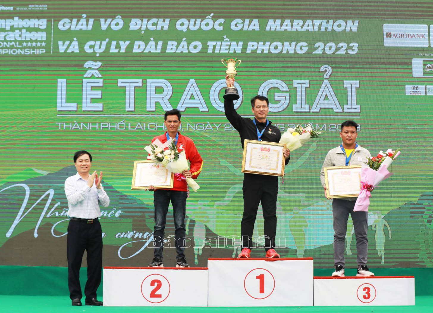 Đại diện Ban Tổ chức trao giải toàn đoàn cho các đoàn đạt giải.