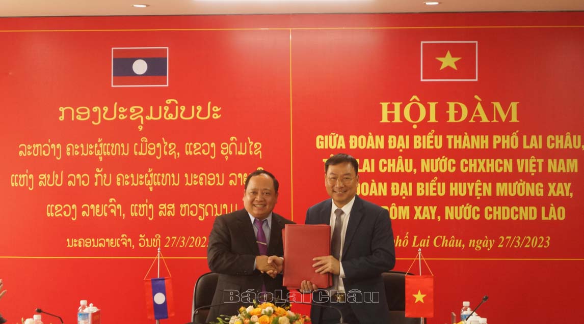 Ký kết biên bản hợp tác.