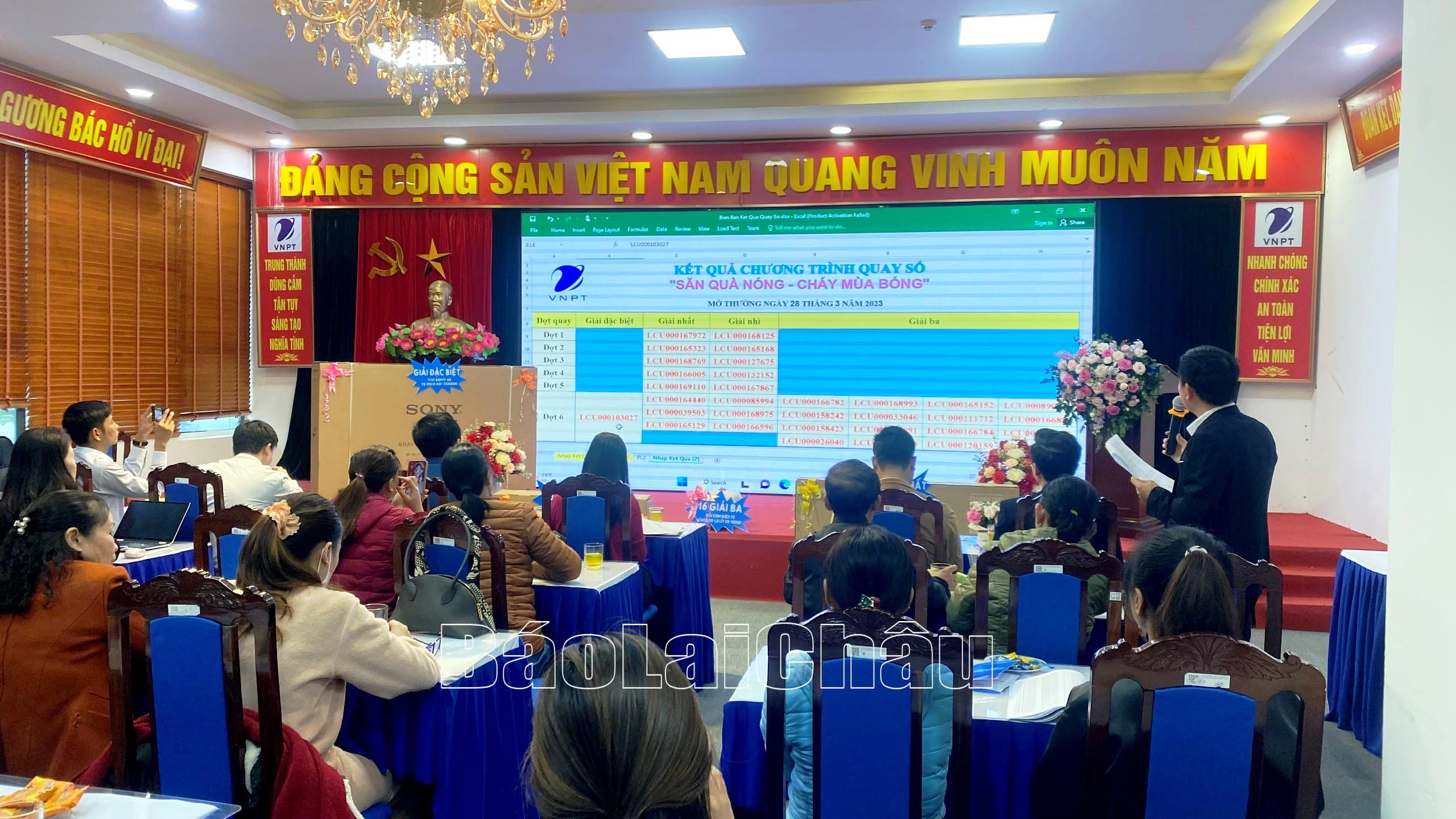 Ban Tổ chức chương trình tiến hành quay số trúng thưởng.