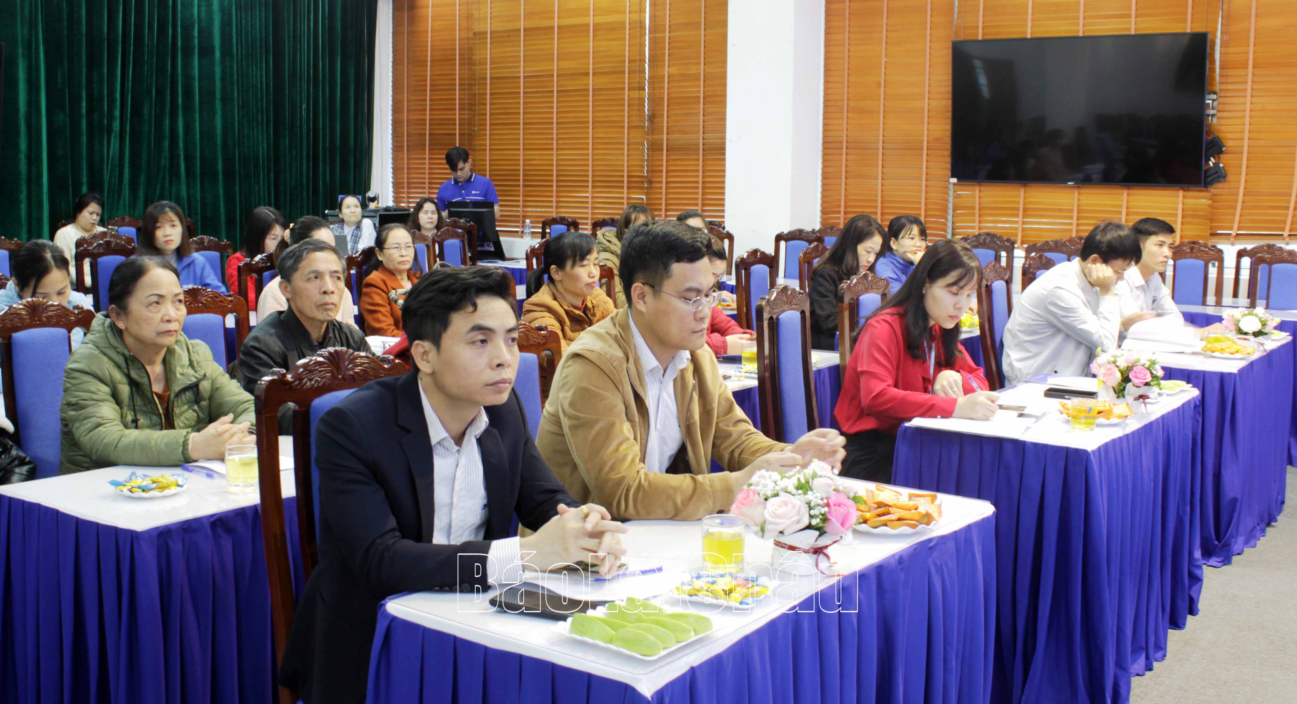 Các đại biểu dự chương trình quay số trúng thưởng.
