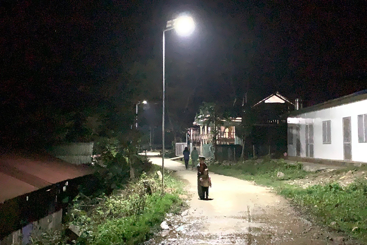 Nhờ Huyện đoàn Nậm Nhùn thực hiện công trình “Thắp sáng nông thôn” người dân bản Nậm Ô (xã Nậm Ban, huyện Nậm Nhùn) dễ dàng đi lại vào buổi tối. 