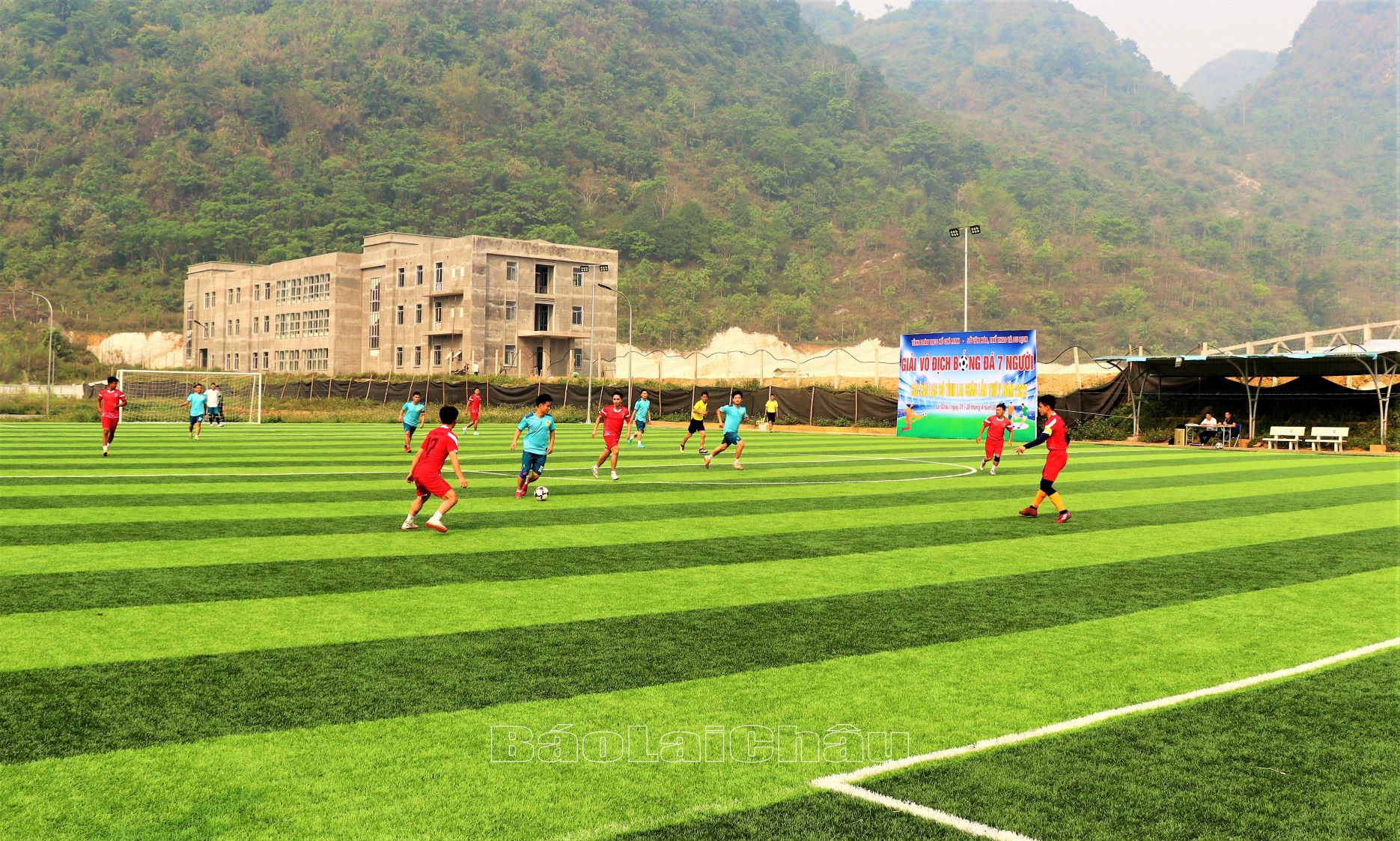Trận đấu khai mạc giữa 2 đội Công an tỉnh và FC Bình Minh.