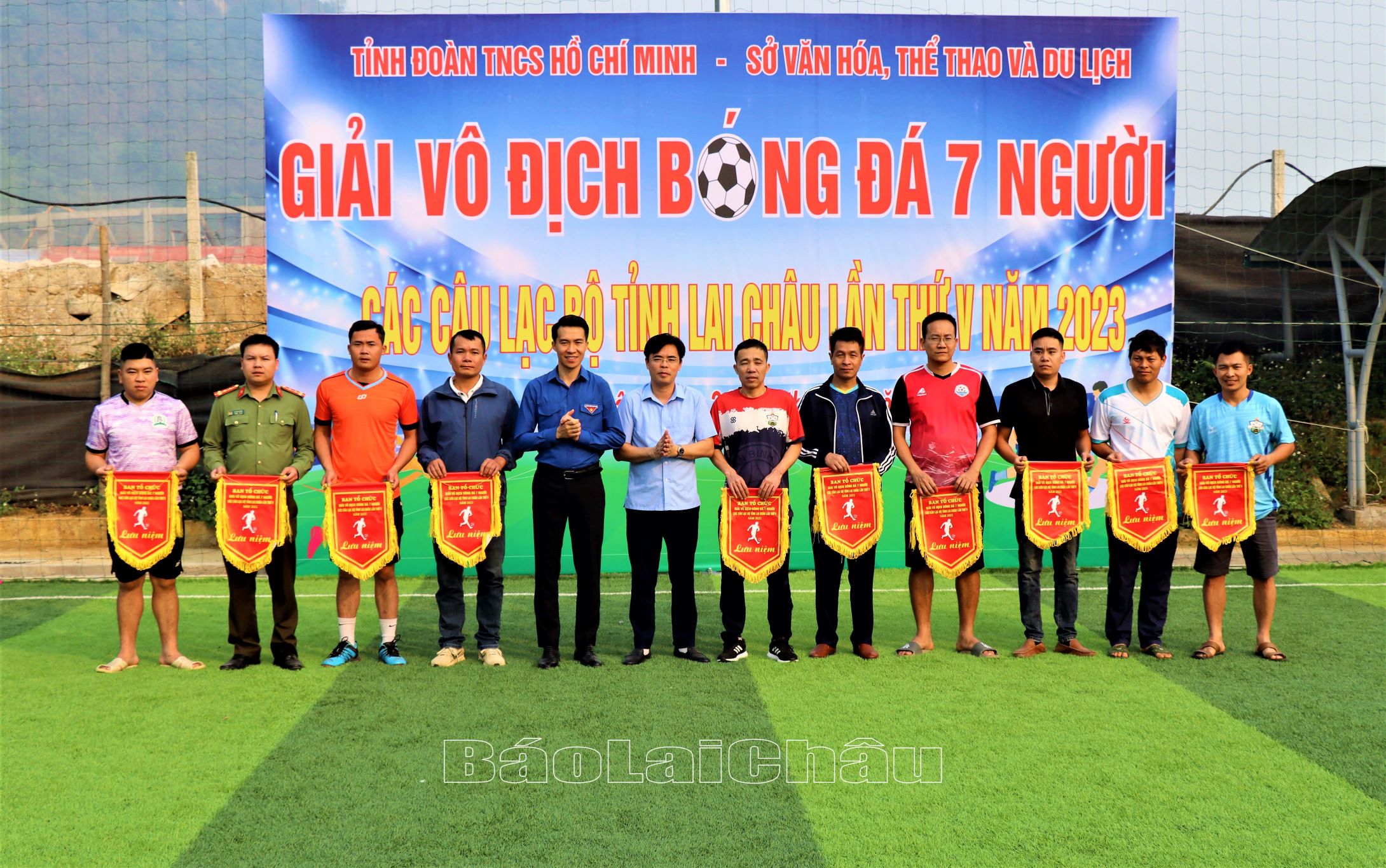 Ban tổ chức giải trao cờ lưu niệm cho các đội tham dự.