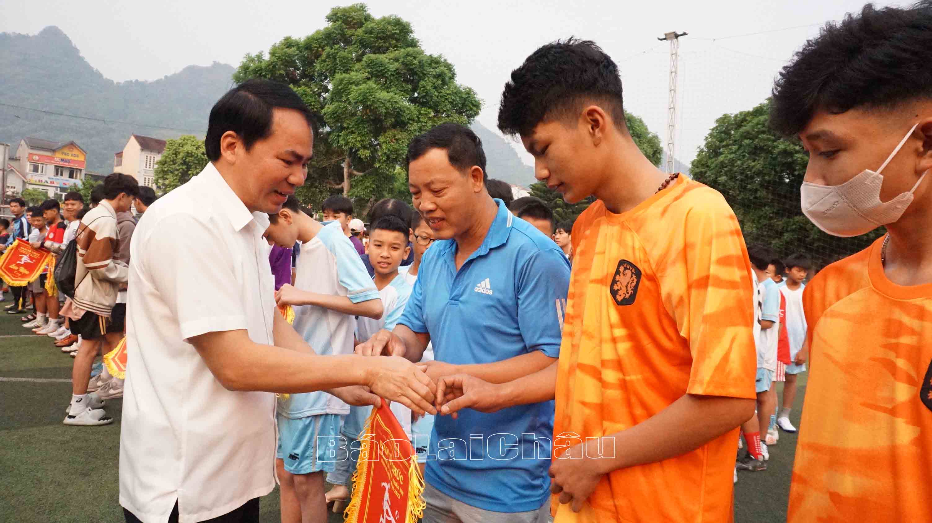 Ban Tổ chức giải trao Cờ lưu niệm cho các đội tham dự.
