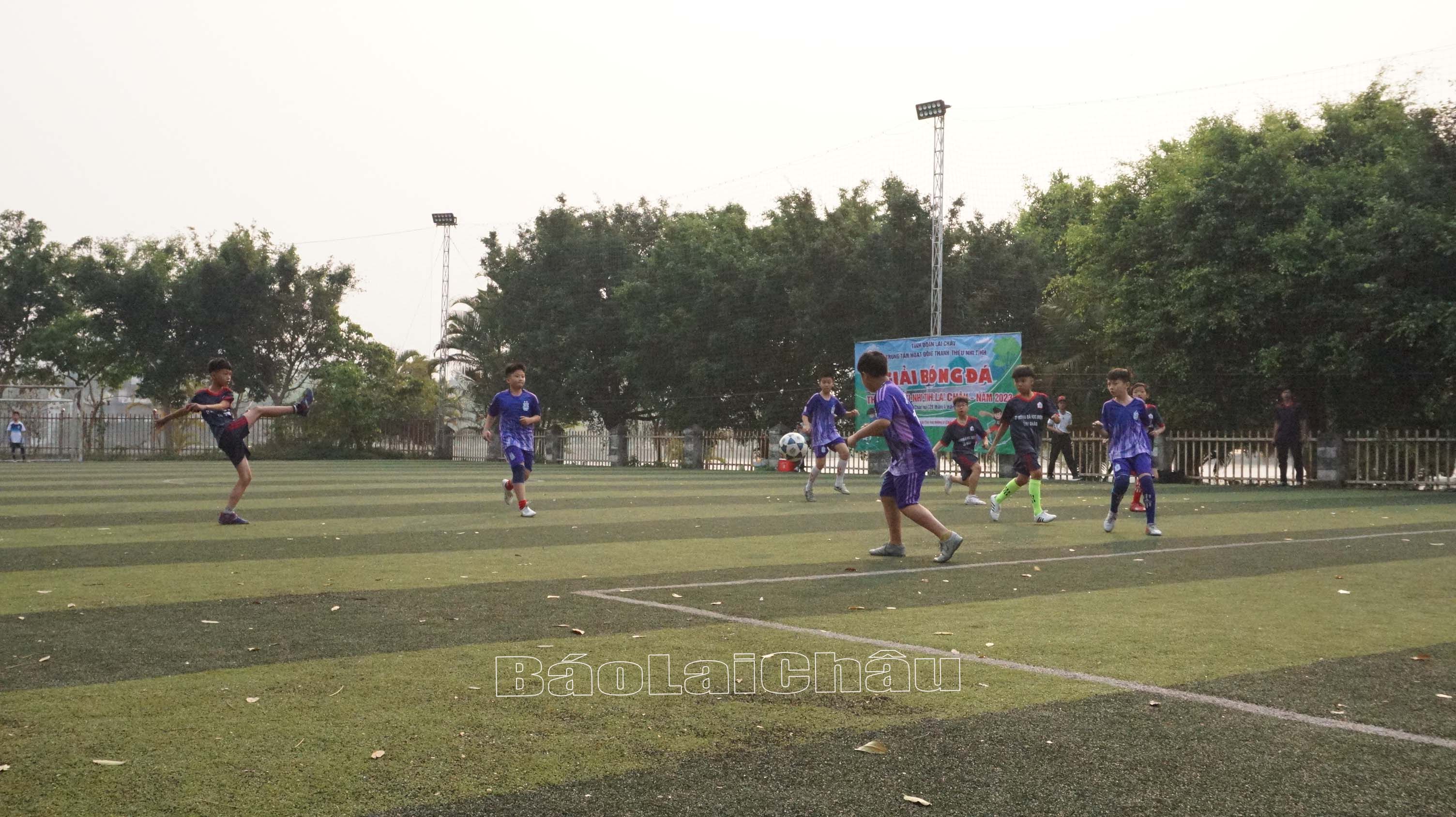 Trận khai mạc giữa 2 đội bóng: Trường Tiểu học số 2 và Đức Tài Kids.