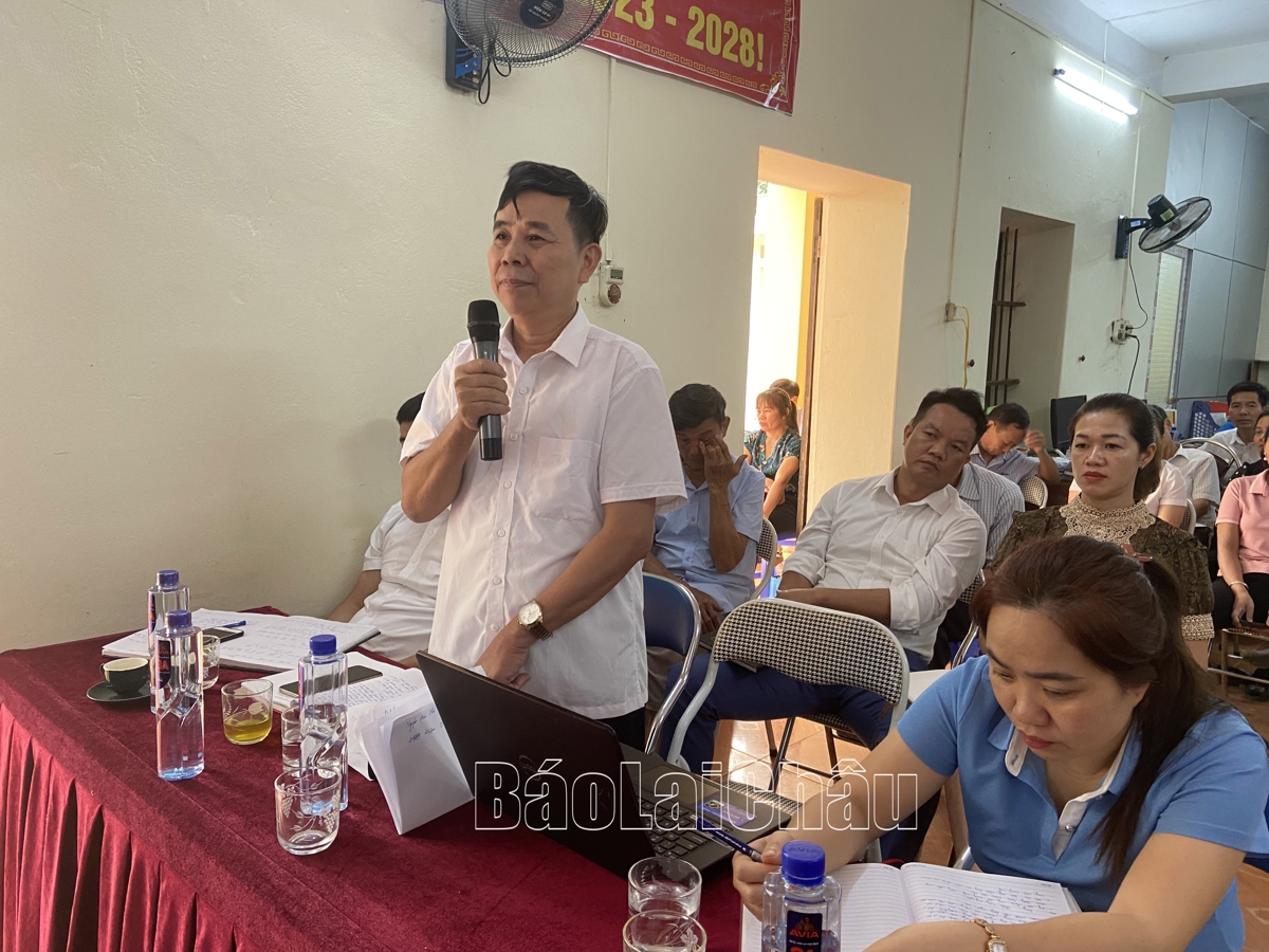 Cử tri thôn Tây Nguyên kiến nghị tại buổi tiếp xúc cử tri.