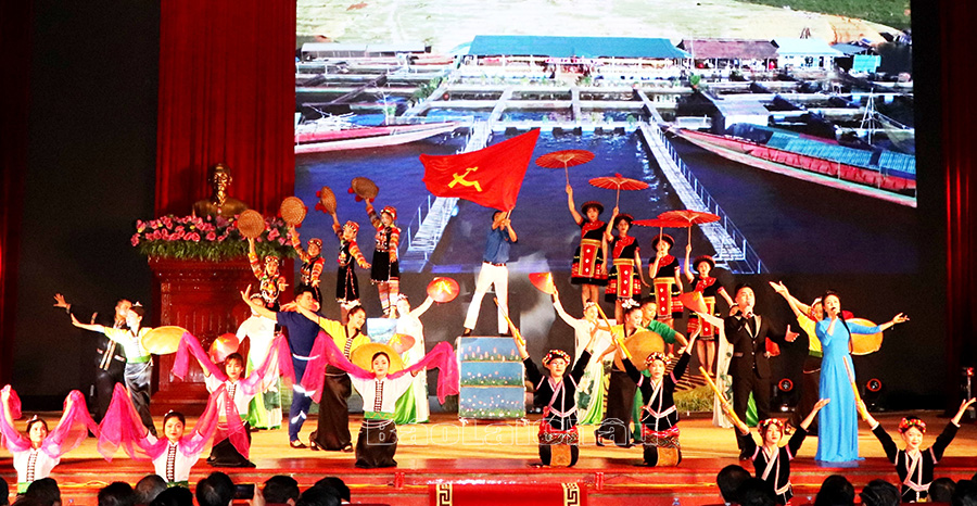 Chương trình nghệ thuật được buổi diễn tại lễ kỷ niệm 60 năm Ngày thành lập Đoàn Thanh niên Cộng sản Hồ Chí Minh tỉnh. 