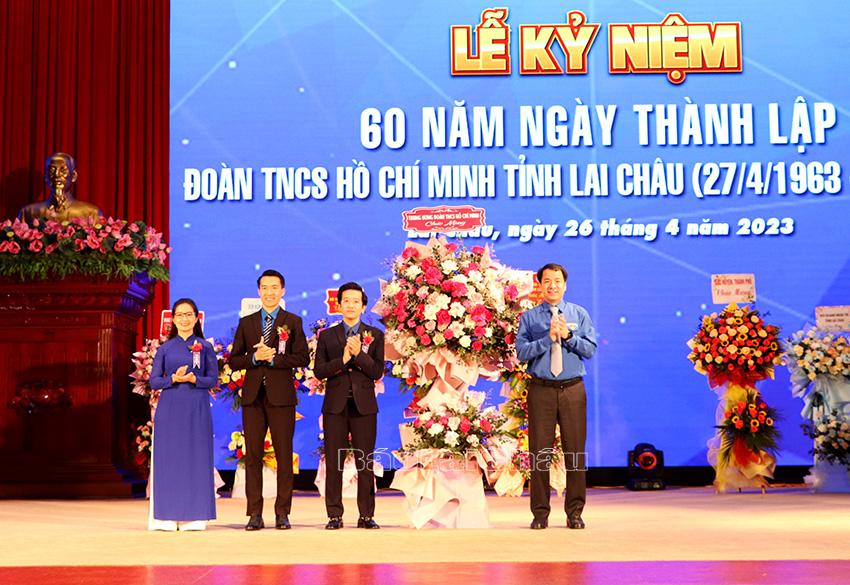 Đồng chí Ngô Văn Cương - Bí thư Ban Chấp hành Trung ương Đoàn TNCSHCM tặng hoa chúc mừng.