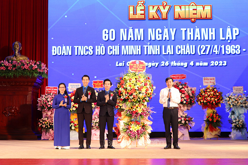 Đồng chí Lê Văn Lương - Phó Bí thư Thường trực Tỉnh ủy tặng hoa chúc mừng tại lễ kỷ niệm 60 năm Ngày thành lập Đoàn Thanh niên Cộng sản Hồ Chí Minh tỉnh.
