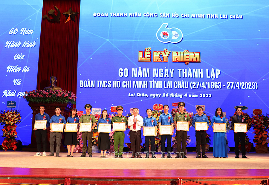Đồng chí Giàng A Tính - Ủy viên Ban Thường vụ Tỉnh ủy, Phó Chủ tịch UBND tỉnh tặng Bằng khen cho các tập thể có nhiều đóng góp trong xây dựng và phát triển tổ chức Đoàn nhân dịp kỷ niệm 60 năm Ngày thành lập Đoàn TNCS Hồ Chí Minh tỉnh.