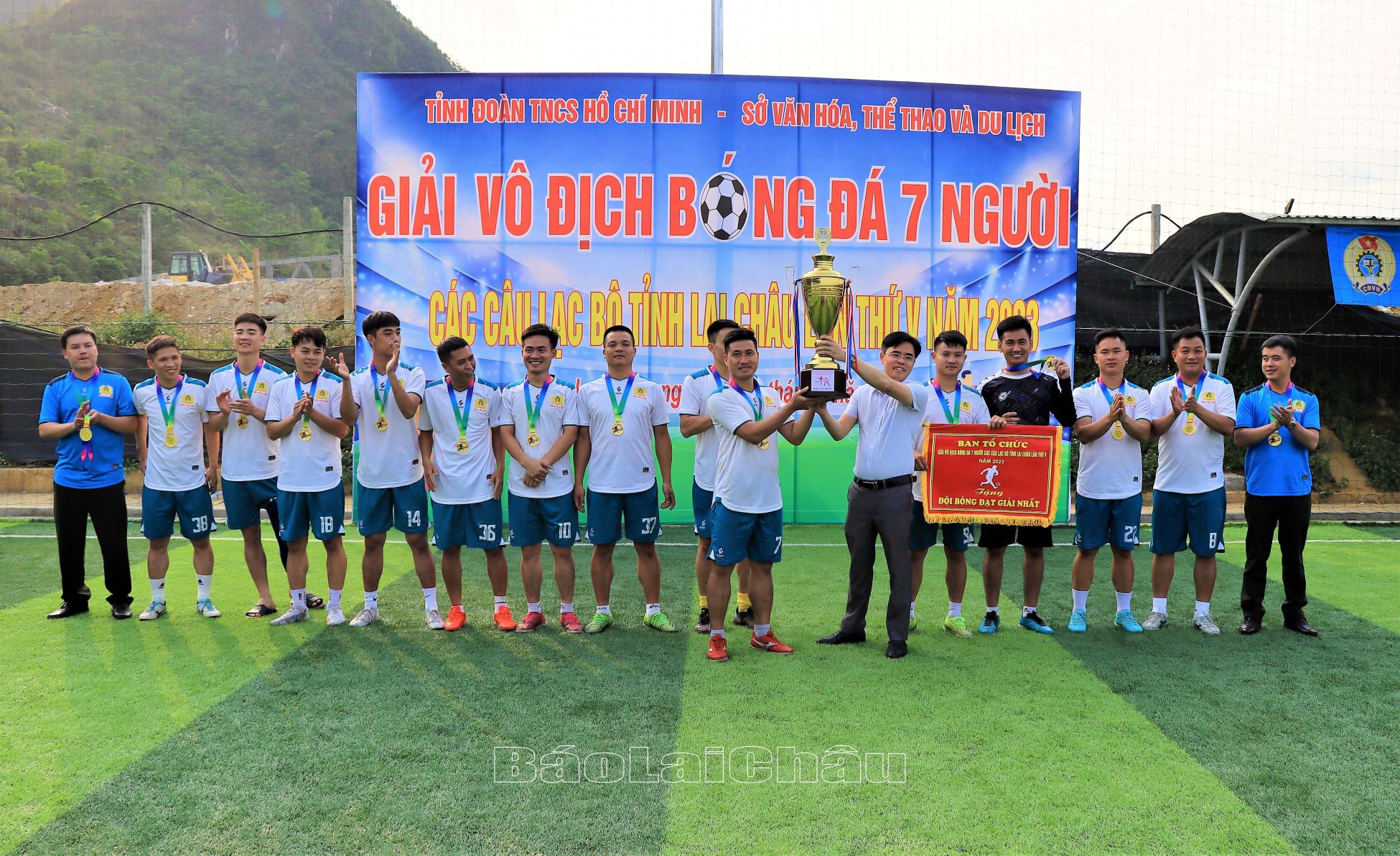 Ban Tổ chức giải trao cúp cho đội bóng Công an tỉnh.