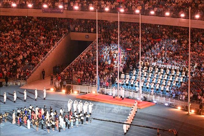  Nghi thức Thượng cờ Campuchia tại Lễ khai mạc SEA GAMES 32. Ảnh: TTXVN.