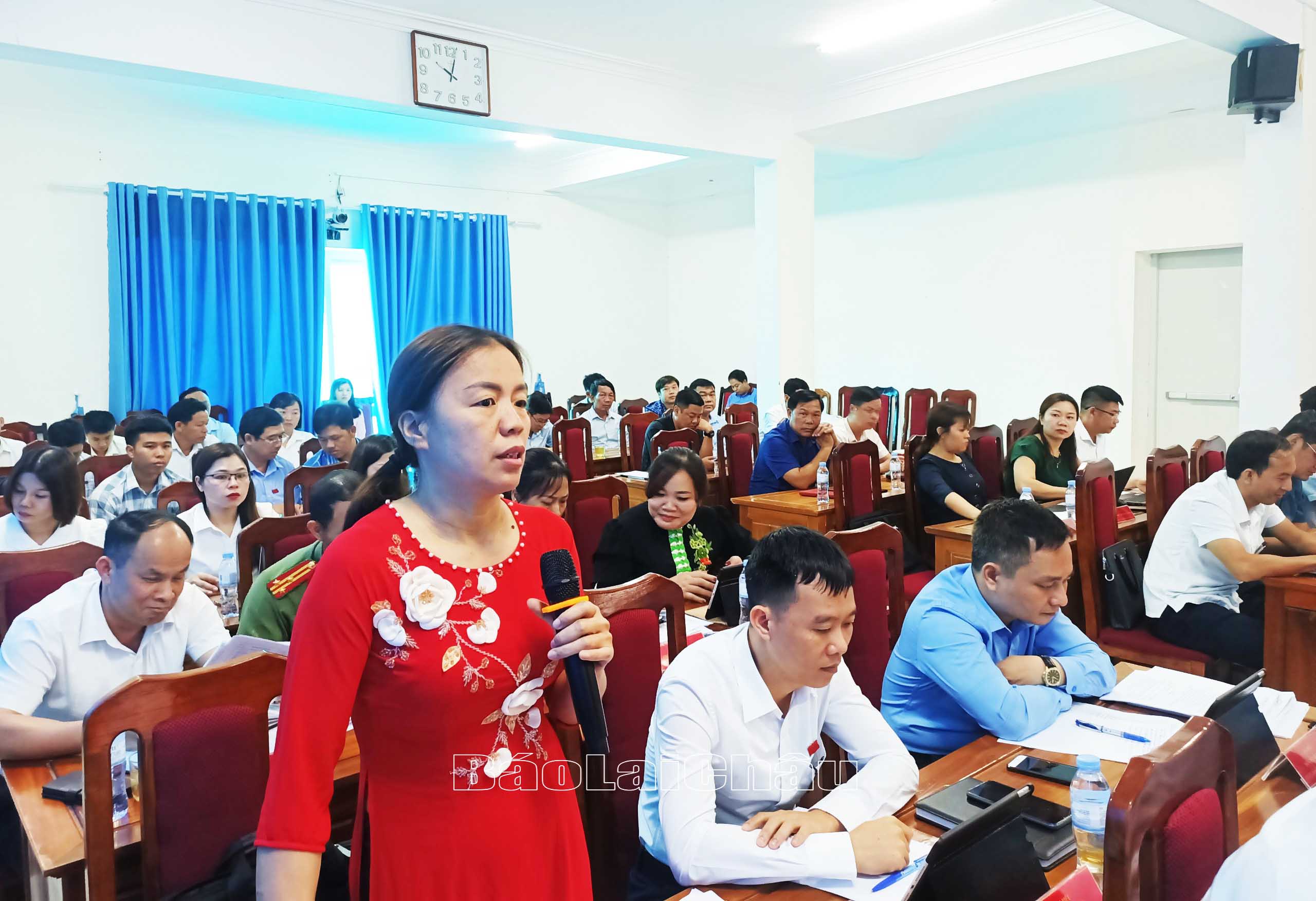 Đại biểu thảo luận tại Kỳ họp.