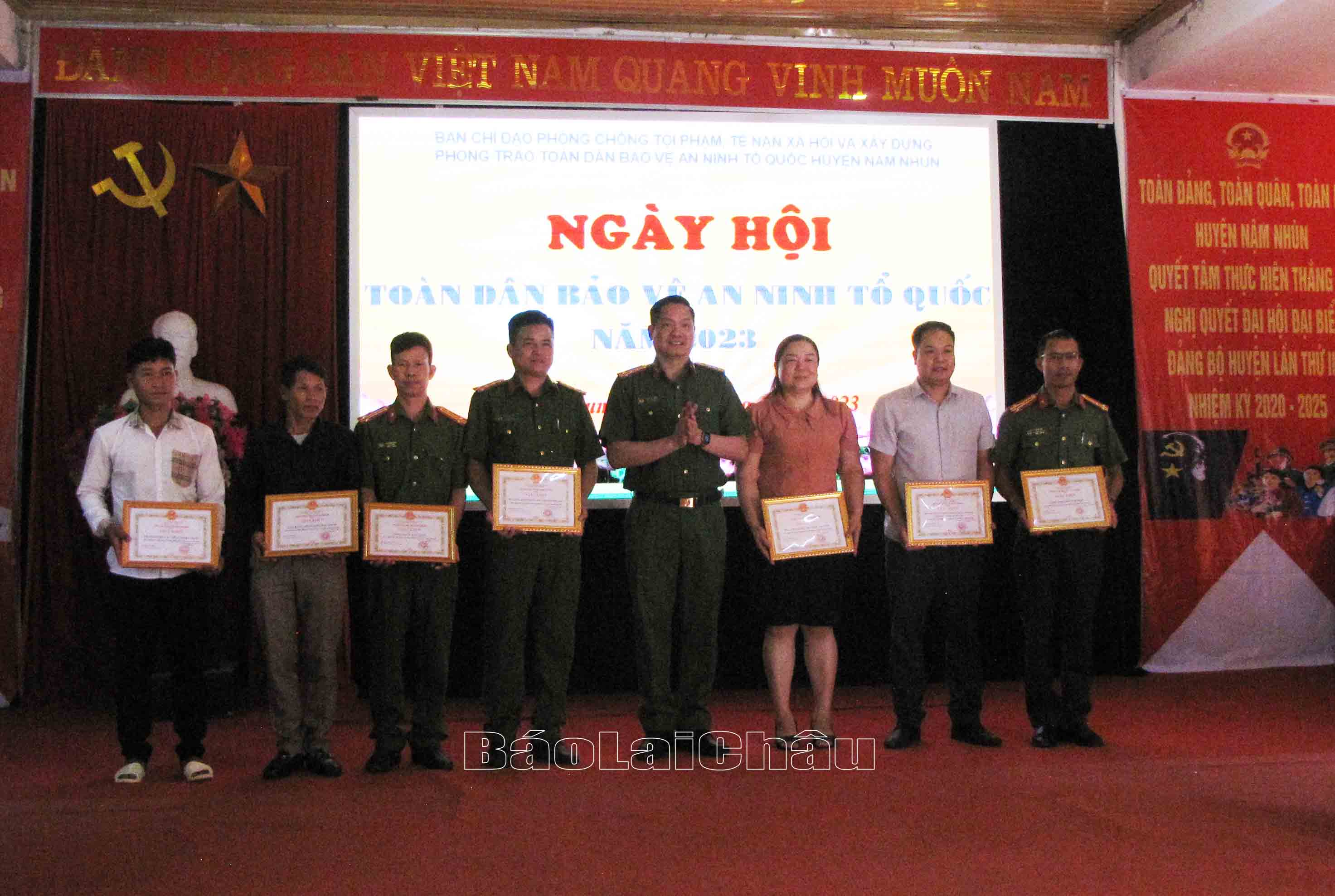 Đại tá Phạm Hải Đăng - Phó Giám đốc Công an tỉnh tặng giấy khen cho các tập thể ó thành tích xuất sắc, tiêu biểu trong công tác xây dựng phong trào "Toàn dân bảo vệ an ninh Tổ quốc".