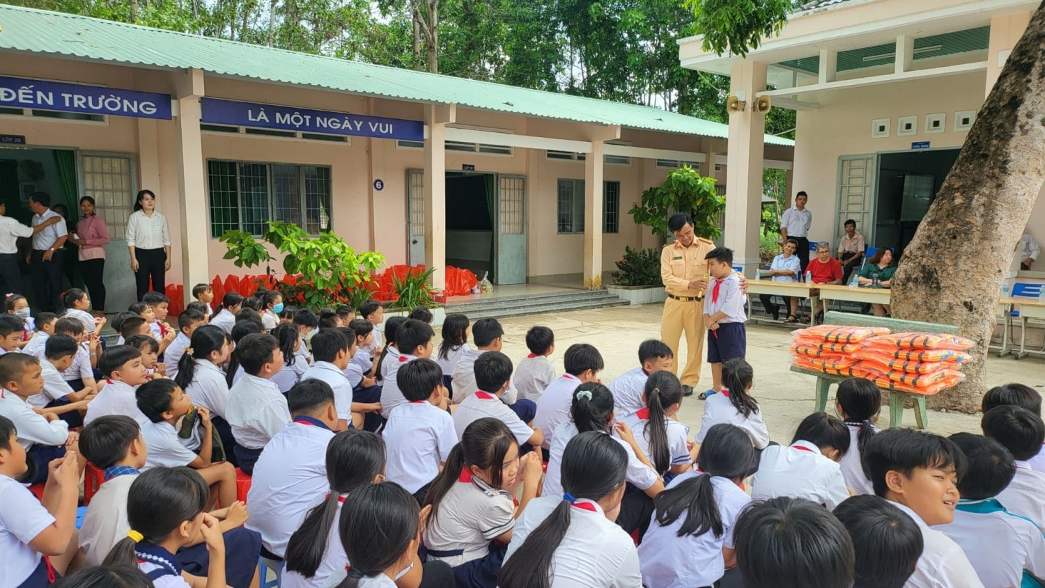 Tuyên truyền pháp luật về ATGT cho học sinh.