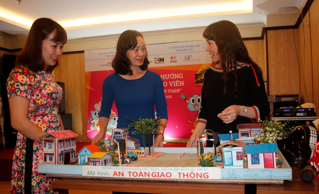 Mô hình "Cổng trường an toàn" được giới thiệu tại Hội thảo "Dự án đến trường an toàn" do Quỹ Phòng chống thương vong châu Á (AIP) phối hợp với Ban ATGT tỉnh Đắk Lắk tổ chức vào tháng 10 năm 2020.