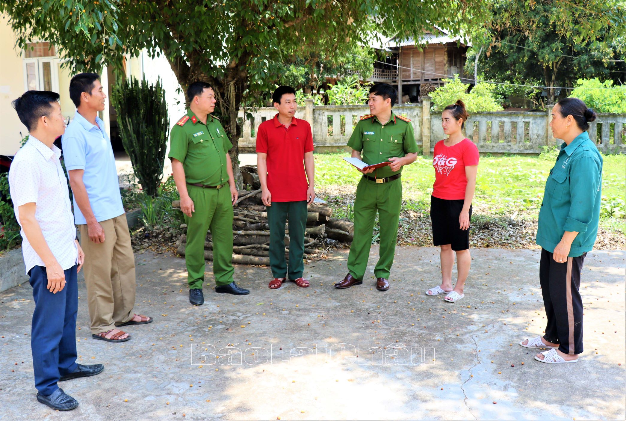 Công an xã Chăn Nưa (huyện Sìn Hồ) tuyên truyền pháp luật đến người dân.