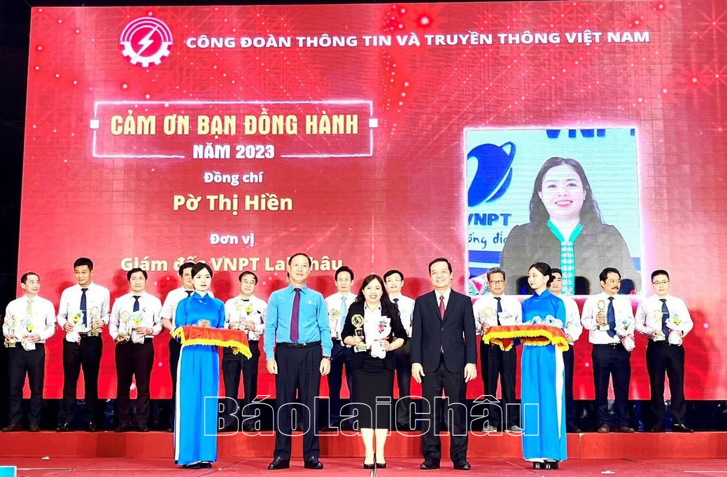 Đồng chí Pờ Thị Hiền - Trưởng Đại diện, Giám đốc VNPT Lai Châu được nhận phần thưởng từ Chương trình "Cảm ơn bạn đồng hành".