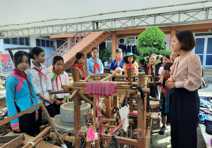 Các trại sinh tham quan Bảo tàng tỉnh.