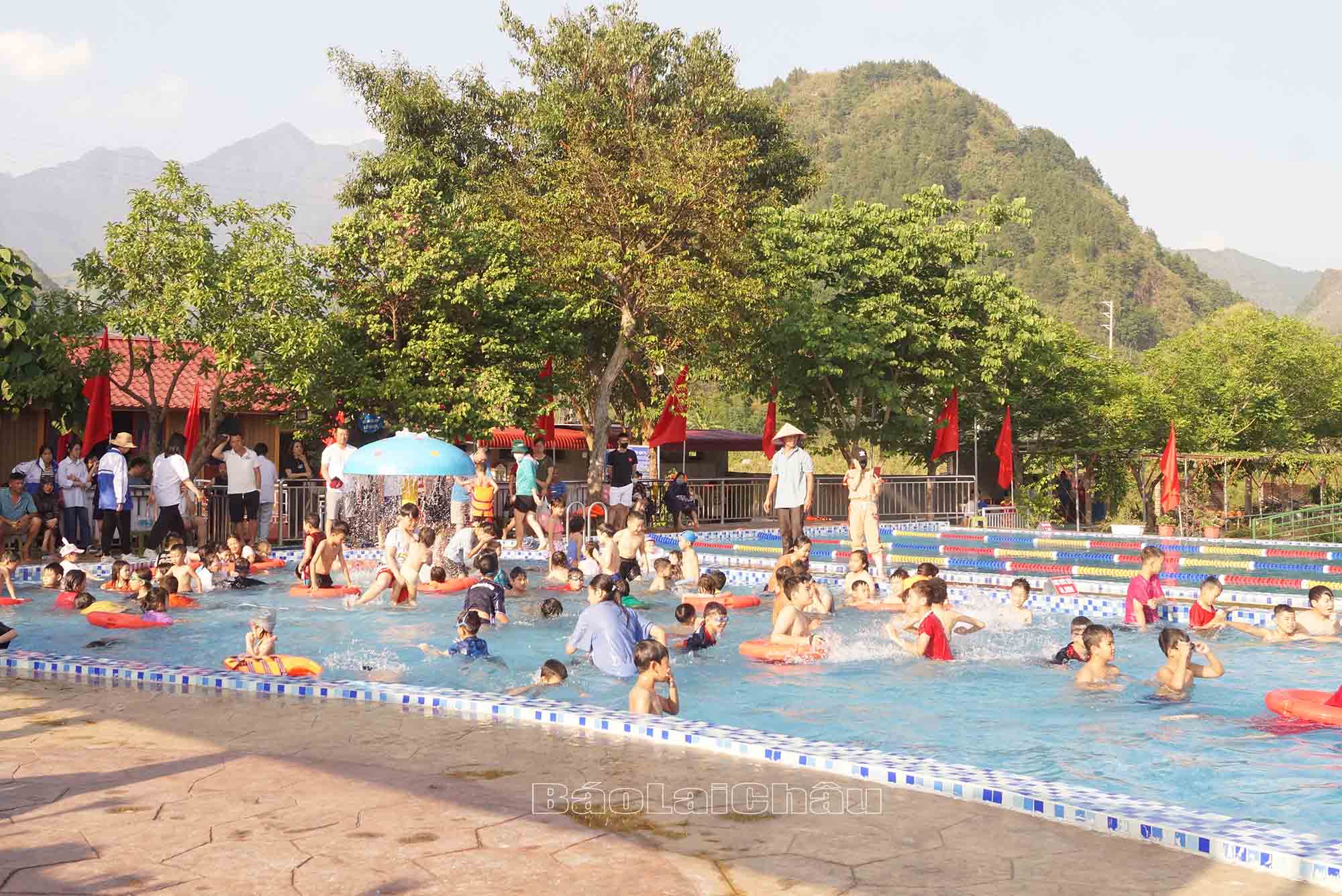 các đoàn viên thanh viên học sinh trực tiếp xuống bể bơi hưởng ứng Lễ phát động.