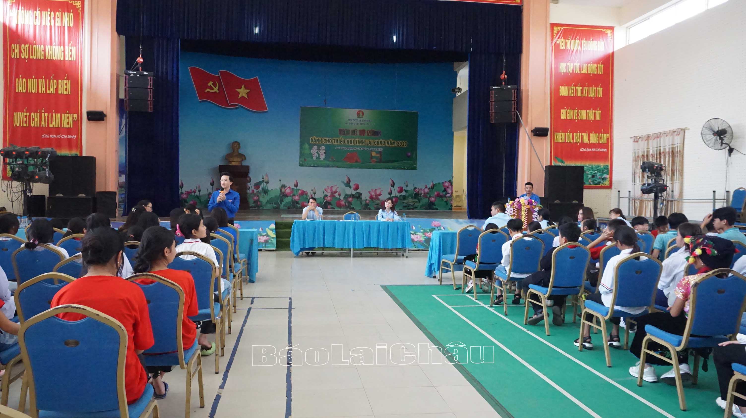 Bí thư Tỉnh đoàn đối thoại với trại sinh.