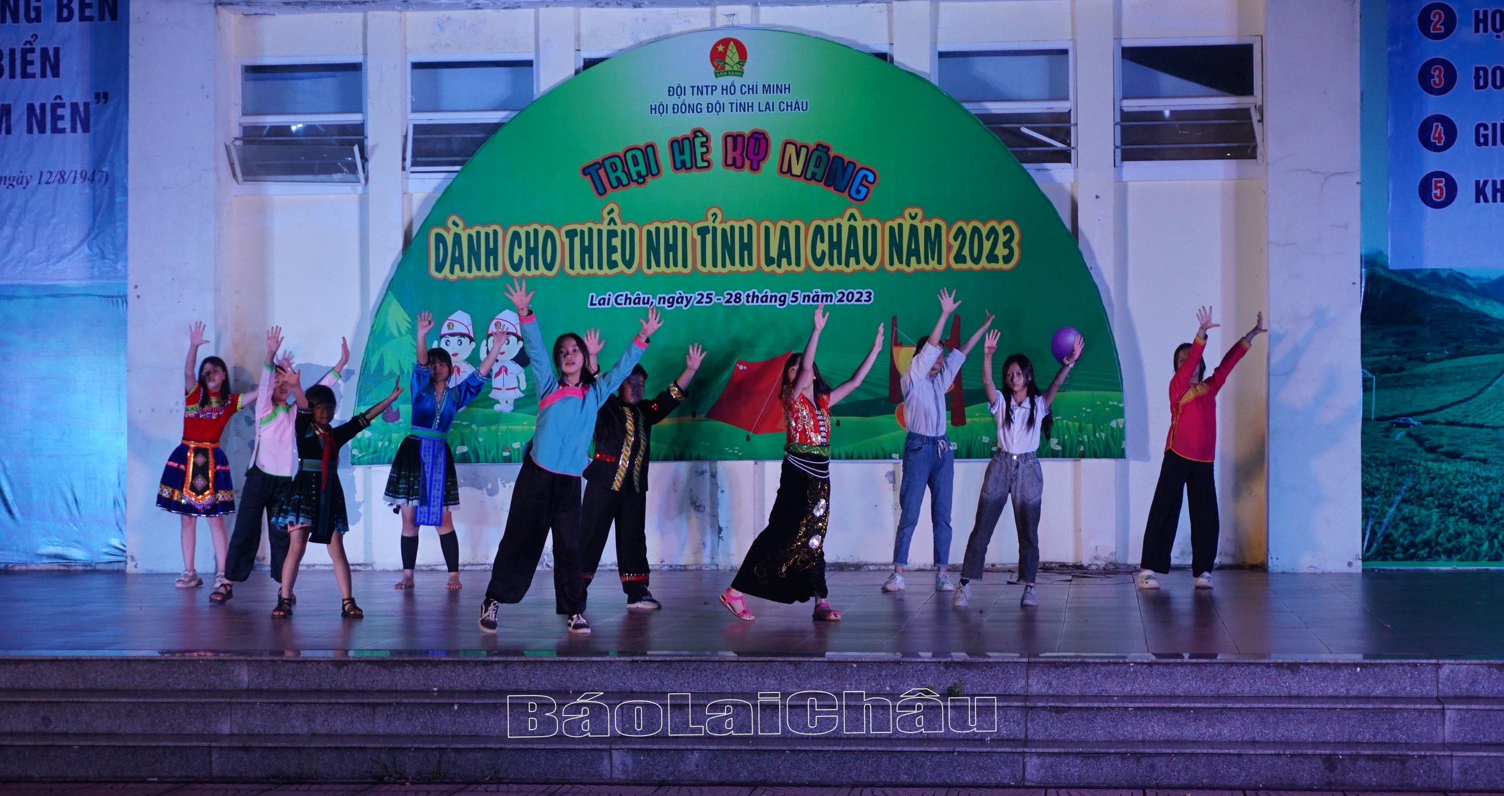 Giao lưu văn nghệ.
