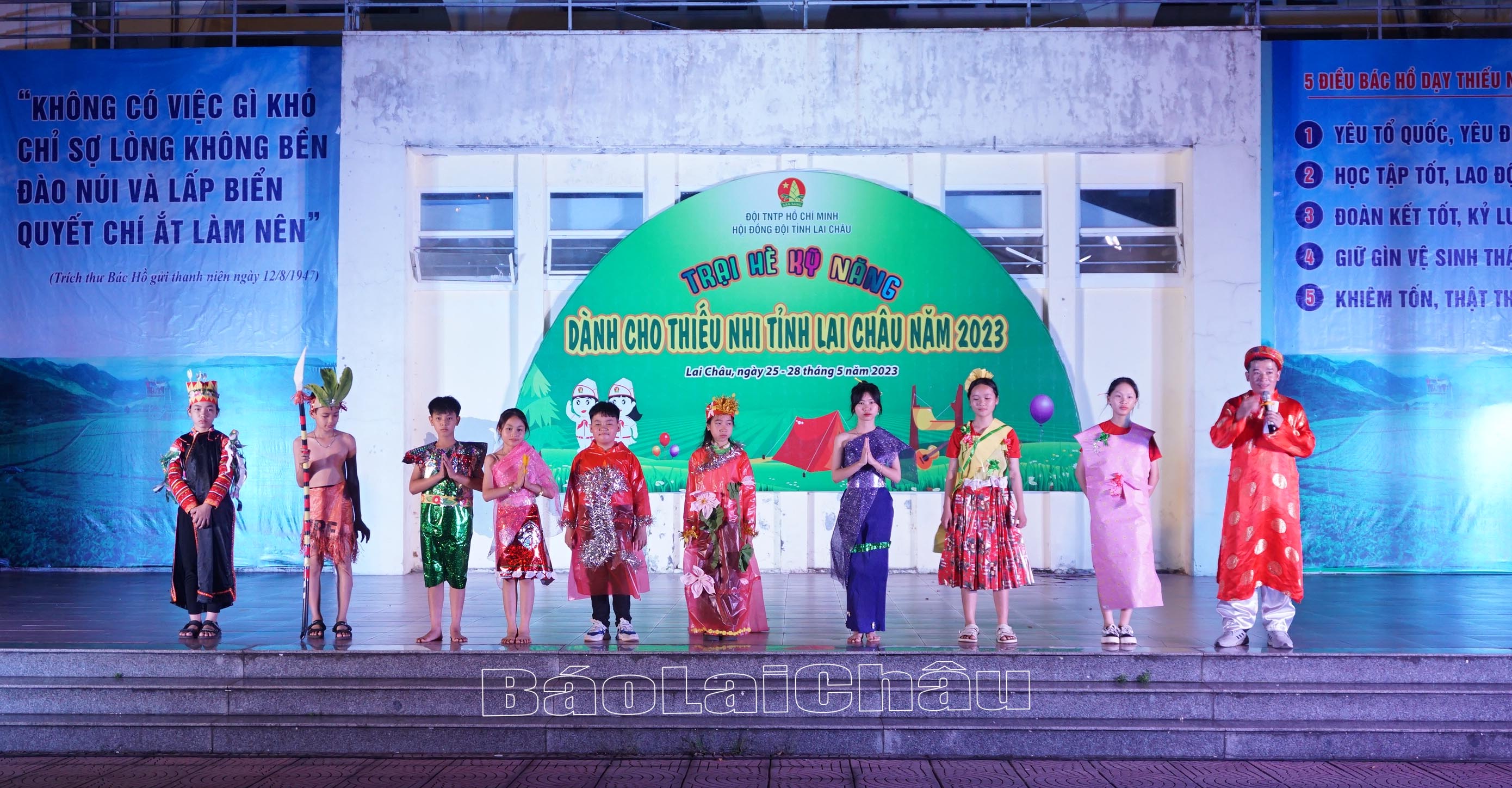Biểu diễn trang phục truyền thống của một số nước.