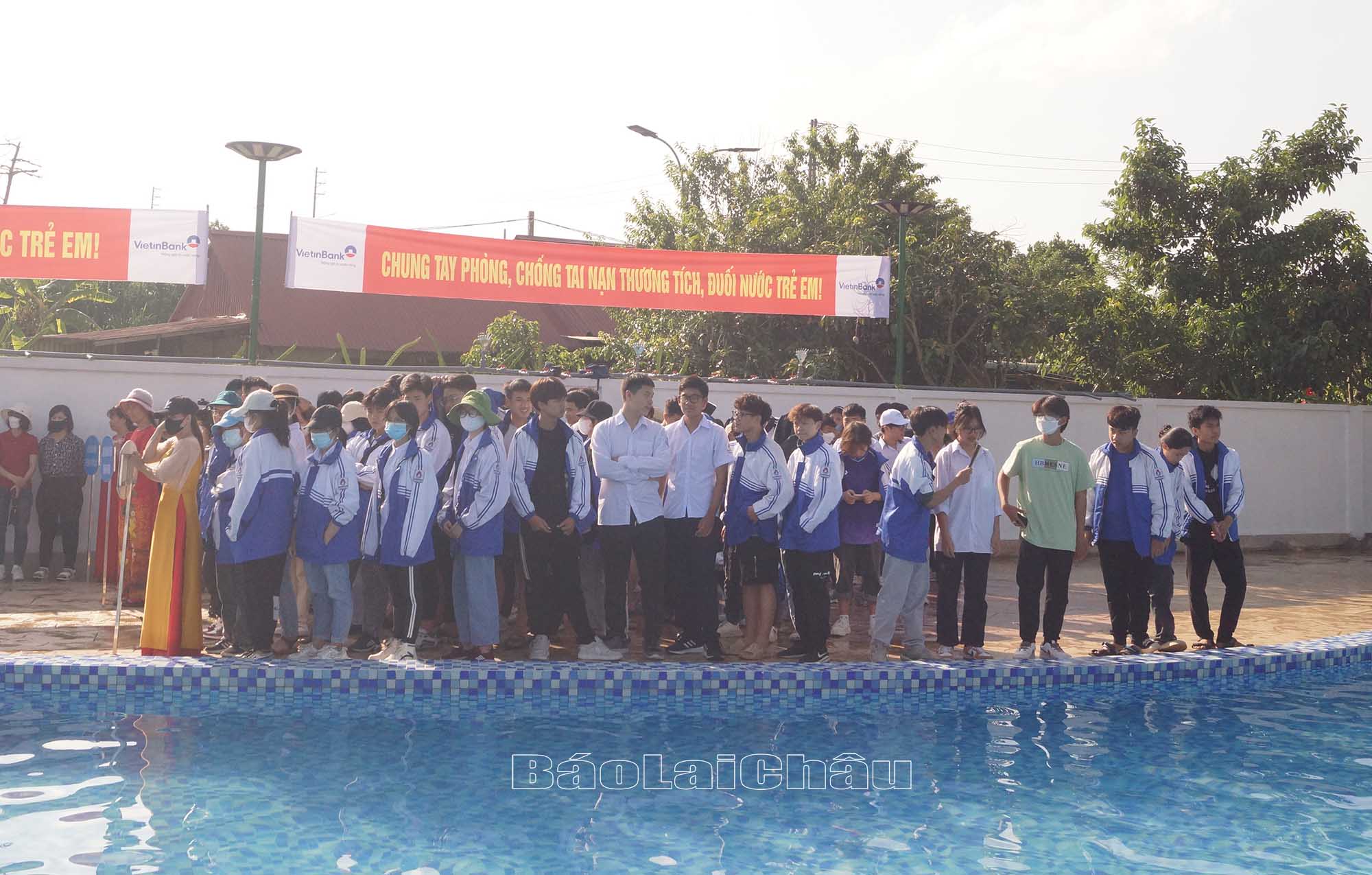 Đoàn viên, thanh niên và học sinh tham gia lễ phát động.