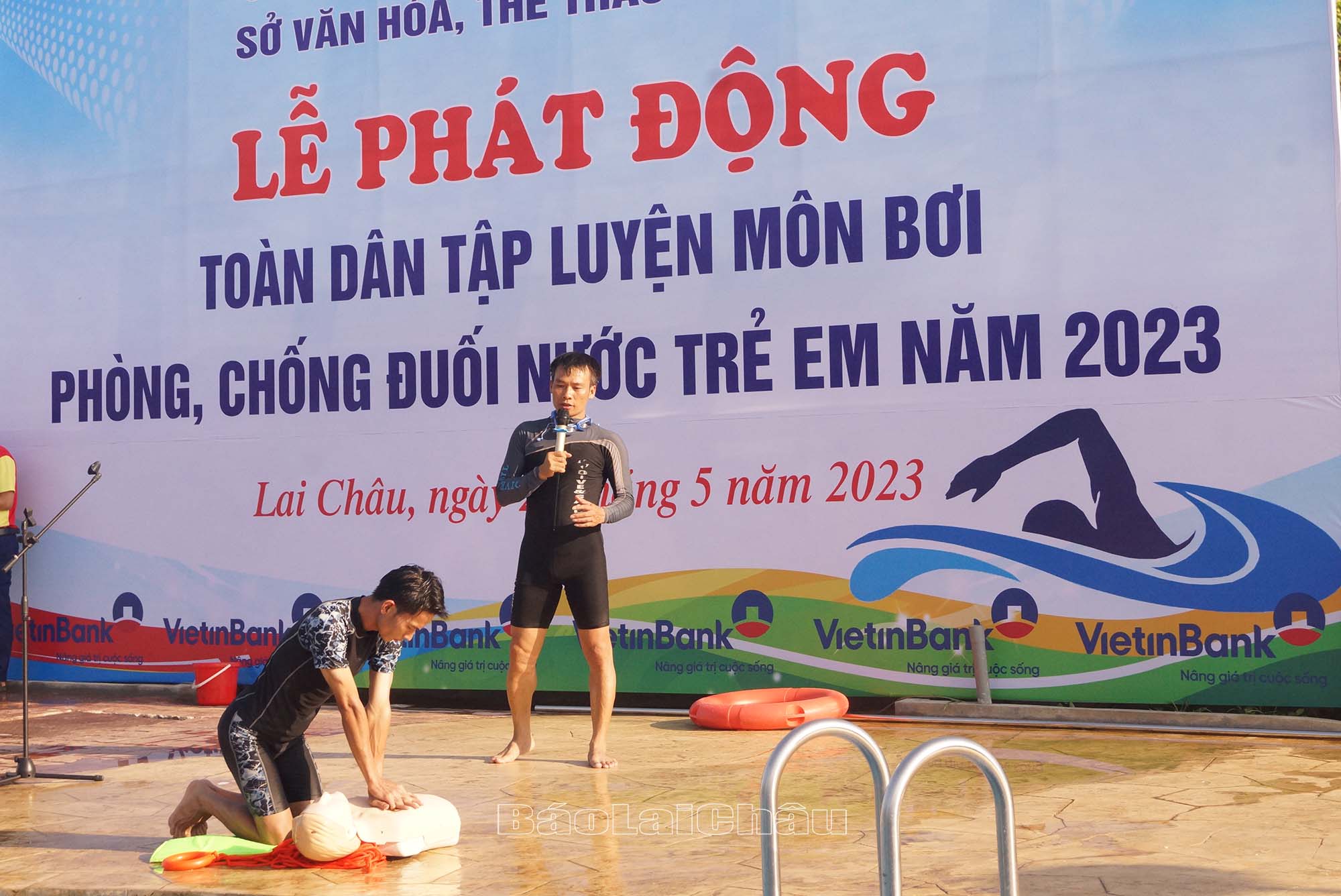 Các huấn luyện viên bơi và hướng dẫn phương pháp phòng chống đuối nước tại Lễ phát động.