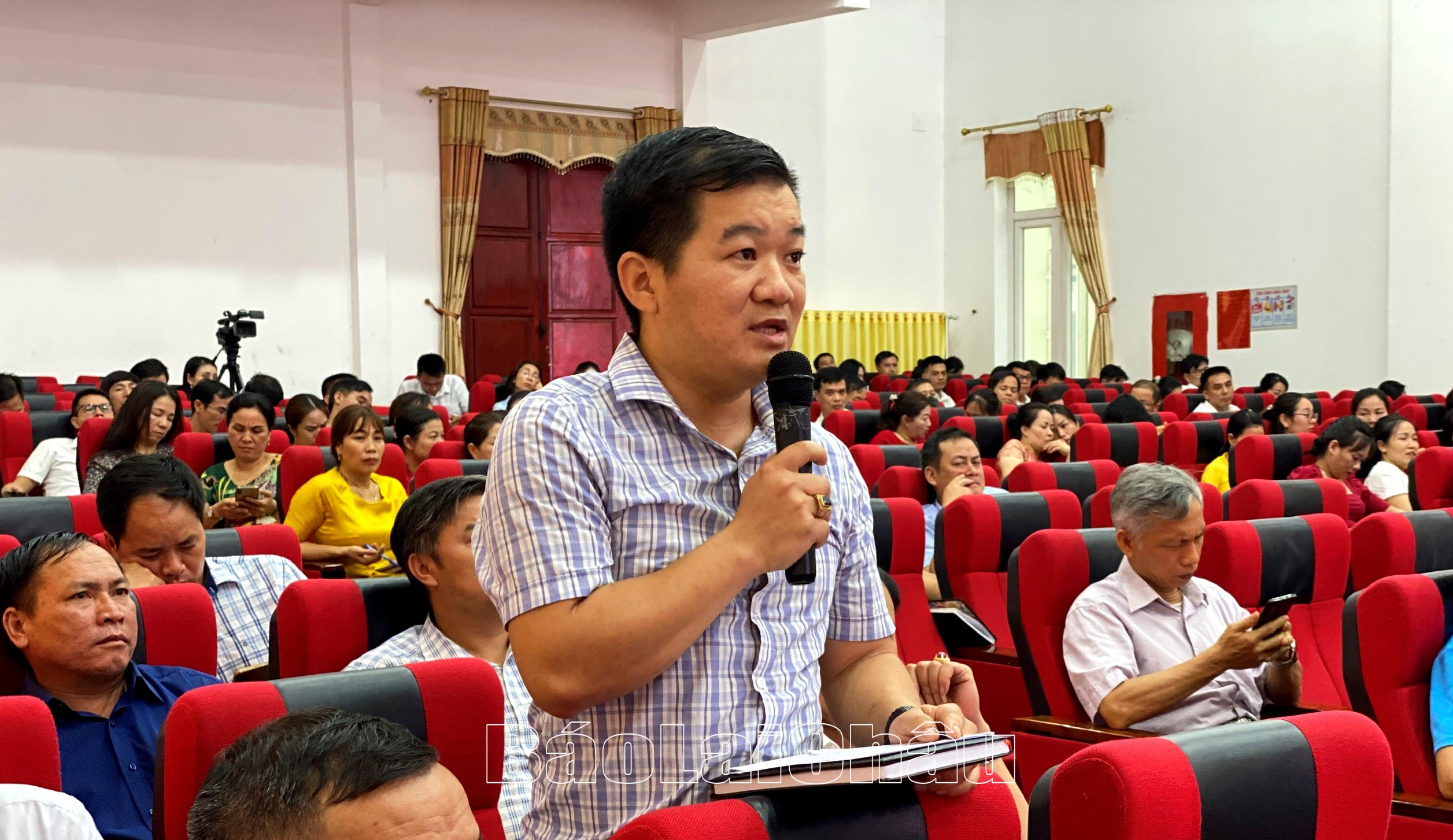 Đại biểu xã Nậm Sỏ tham luận tại Hội nghị.