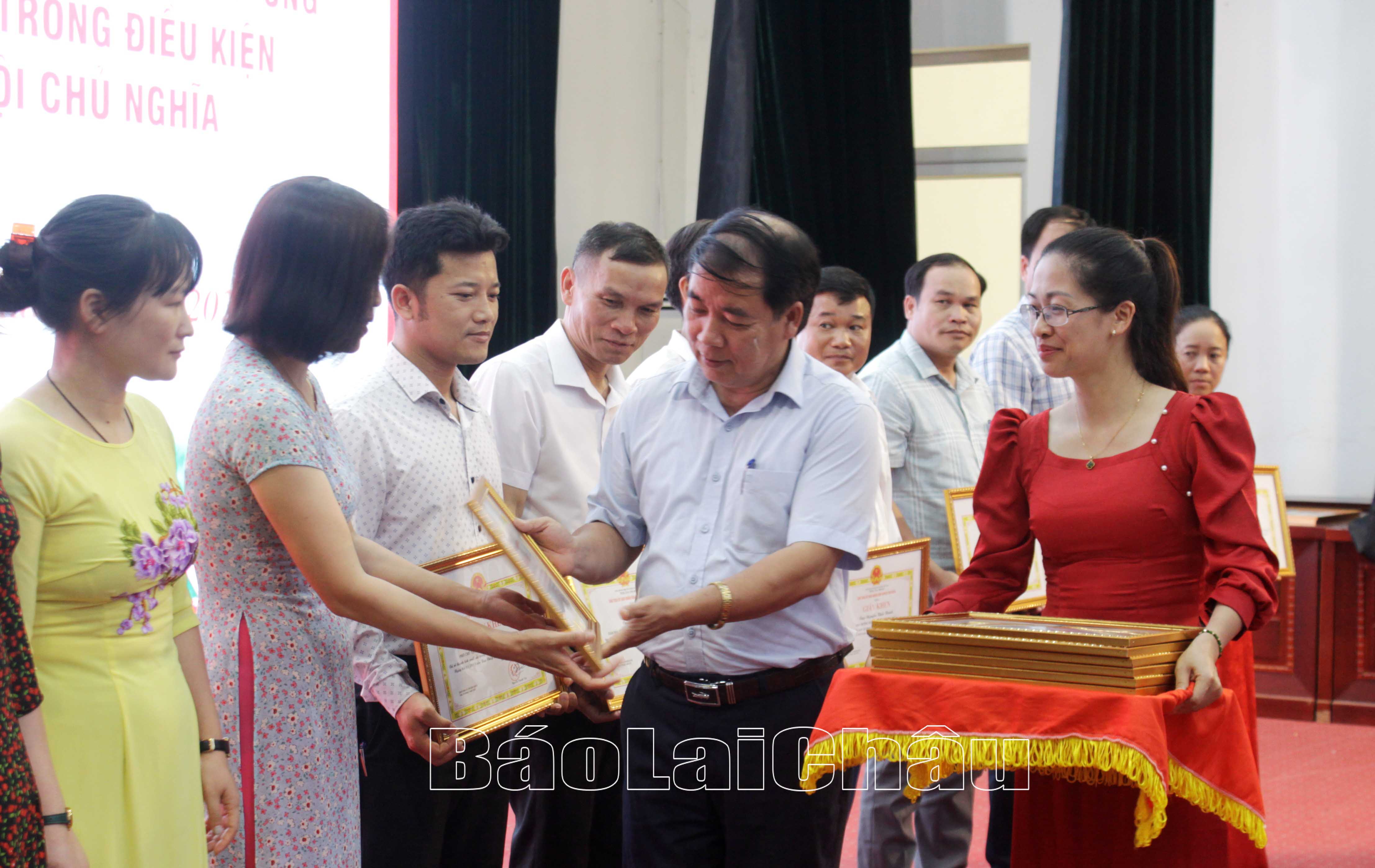 Đồng chí Chủ tịch UBND huyện Tân Uyên Nguyễn Thanh Văn trao Giấy khen cho các tập thể có thành tích xuất sắc trong thực hiện Nghị quyết 29.