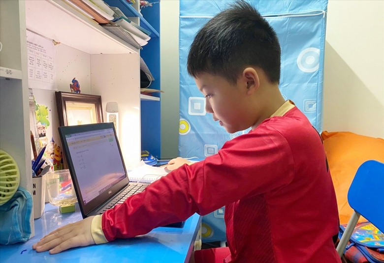 Cần phải có biện pháp để xác thực định danh trẻ em và giới hạn thời gian sử dụng mạng xã hội cho trẻ. Ảnh minh hoạ: TL