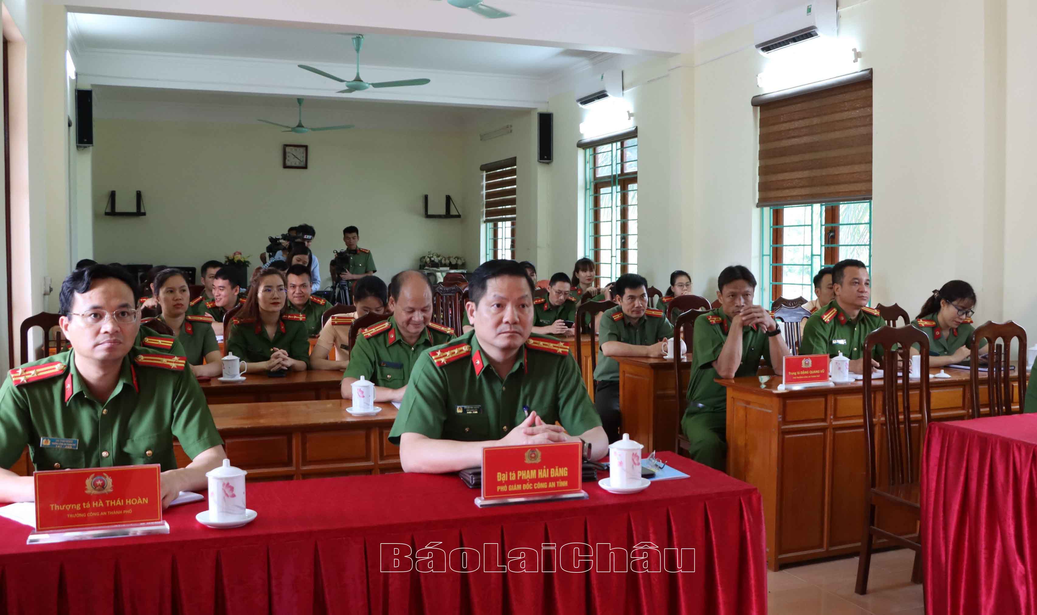 Quang cảnh buổi khen thưởng.