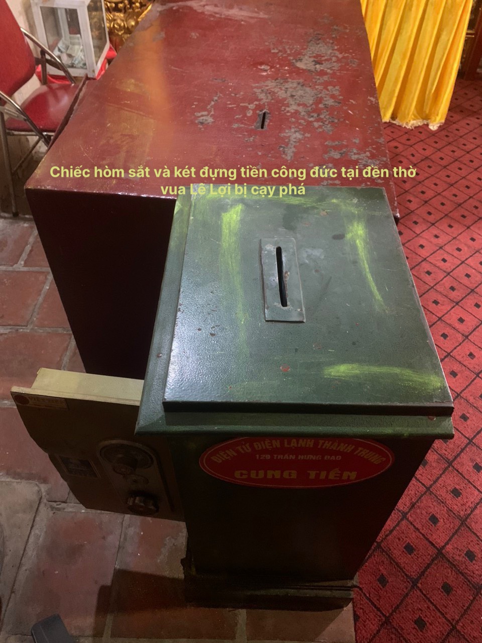 Chiếc két và tủ sắt đựng tiền công đức trong đền thờ Vua Lê Lợi bị kẻ gian cạy phá.