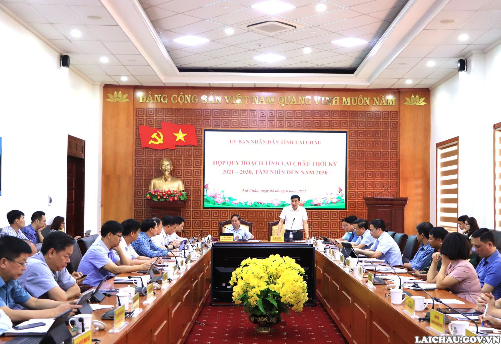 Quang cảnh cuộc họp.